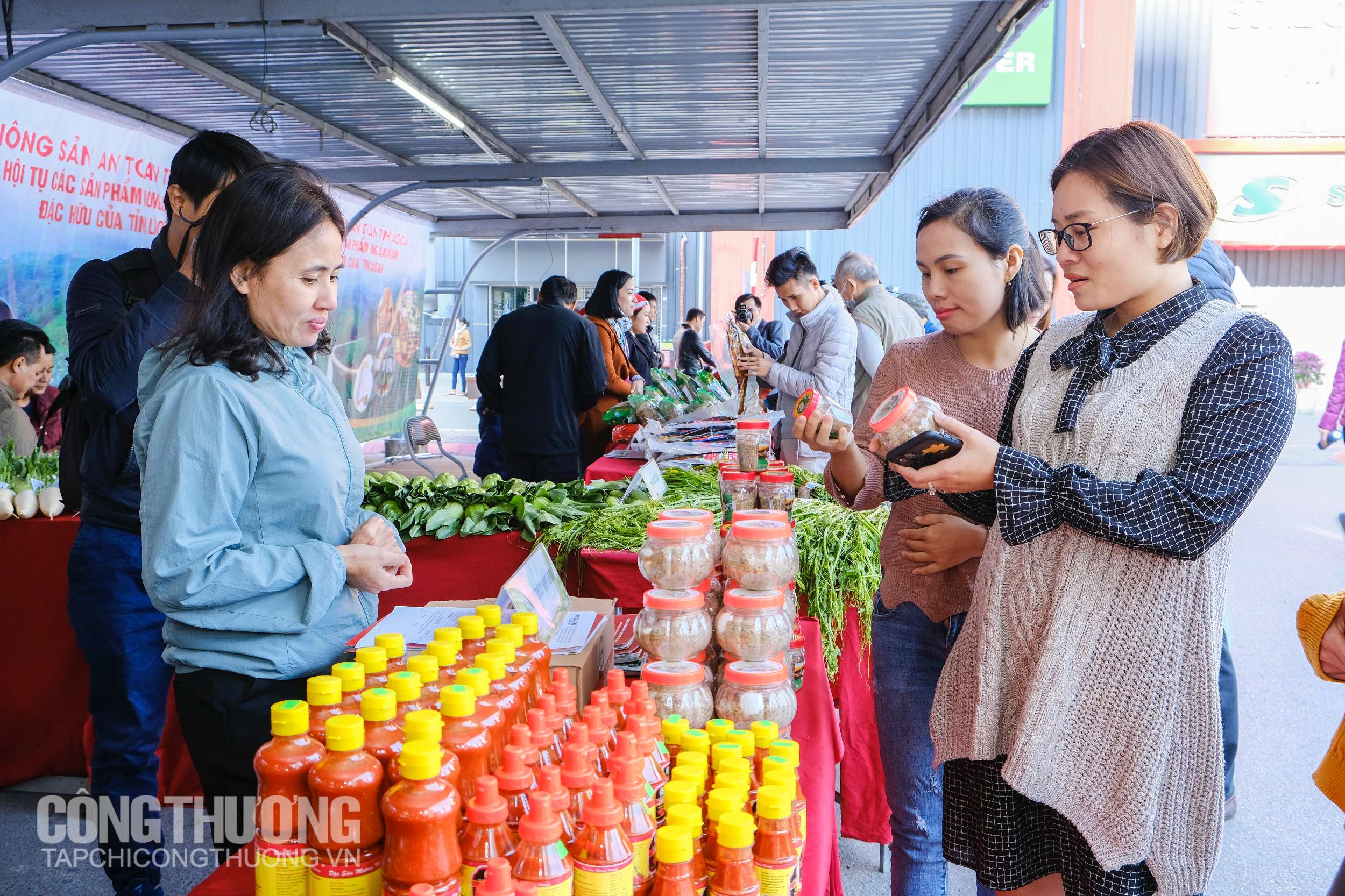 Các nông sản, đặc sản an toàn và sản phẩm OCOP Lào Cai được giới thiệu tại Tuần lễ