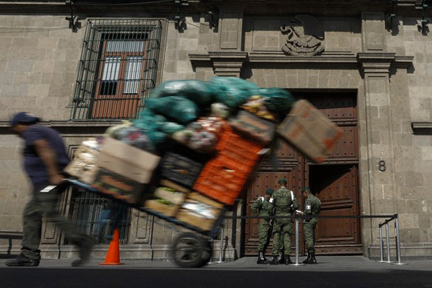 Một đại úy quân đội Mexico về hưu say rượu đã vào một tòa chung cư ở gần Phủ Tổng thống để đi vệ sinh, sau đó xảy ra cãi nhau và sỹ quan này nổ súng bắn vào người dân khiến 4 người thiệt mạng.