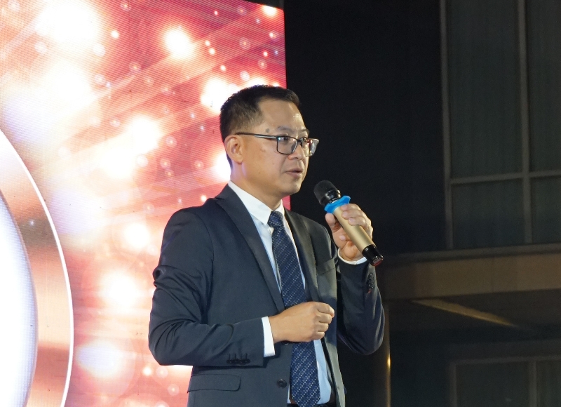 Ông Lý Quí Trung - Tổng Giám Đốc AKA Furniture Group chia sẻ thông tin về chiến lược phát triển thương hiệu Nhà Xin tại buổi lễ 