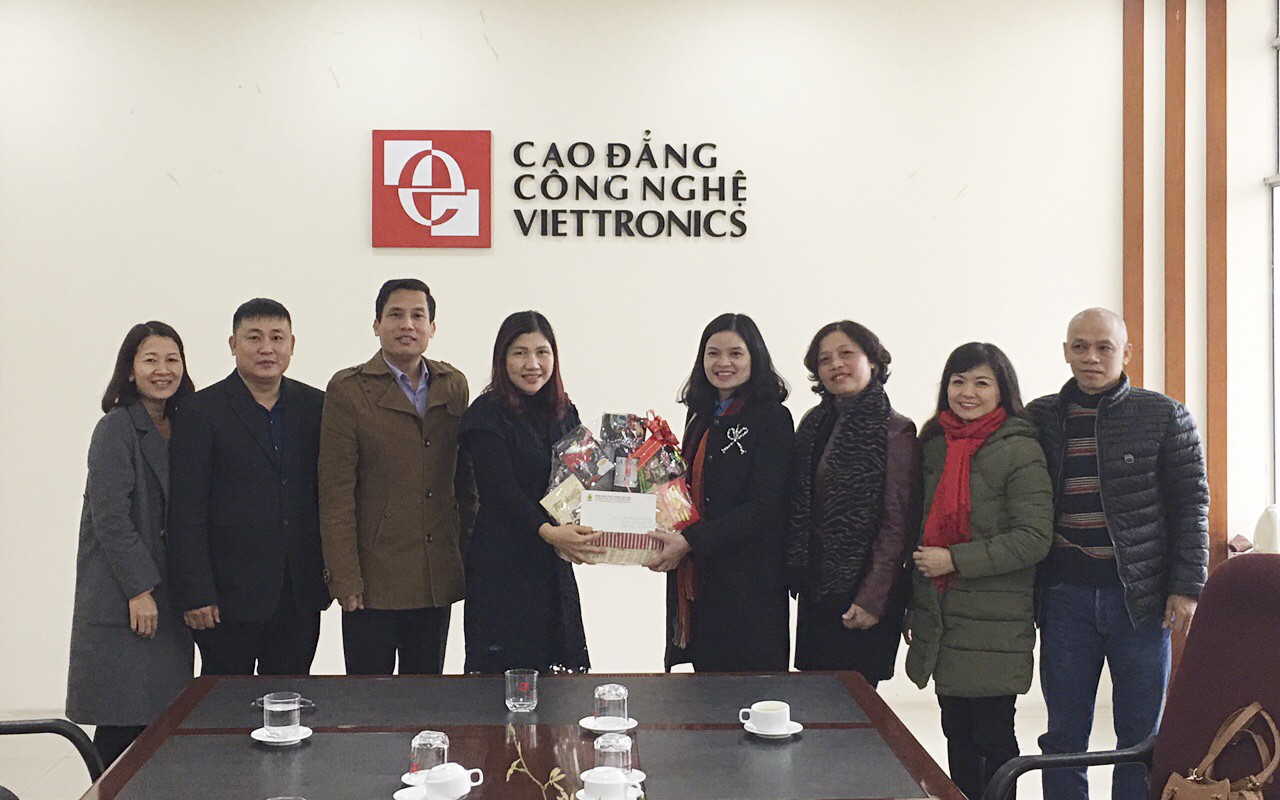 Công đoàn Công Thương Việt Nam đến thăm và tăng quà cho lao động nữ tại cơ sở