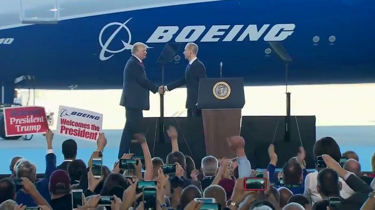 Tổng thống Mỹ Trump và TGĐ Boeing Dennis Muilenburg