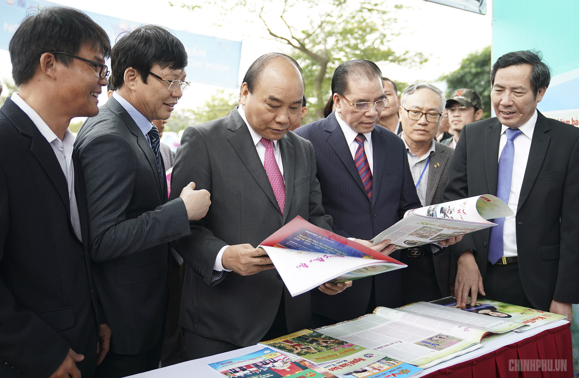 Thủ tướng thăm quan triển lãm Hội báo toàn quốc năm 2019