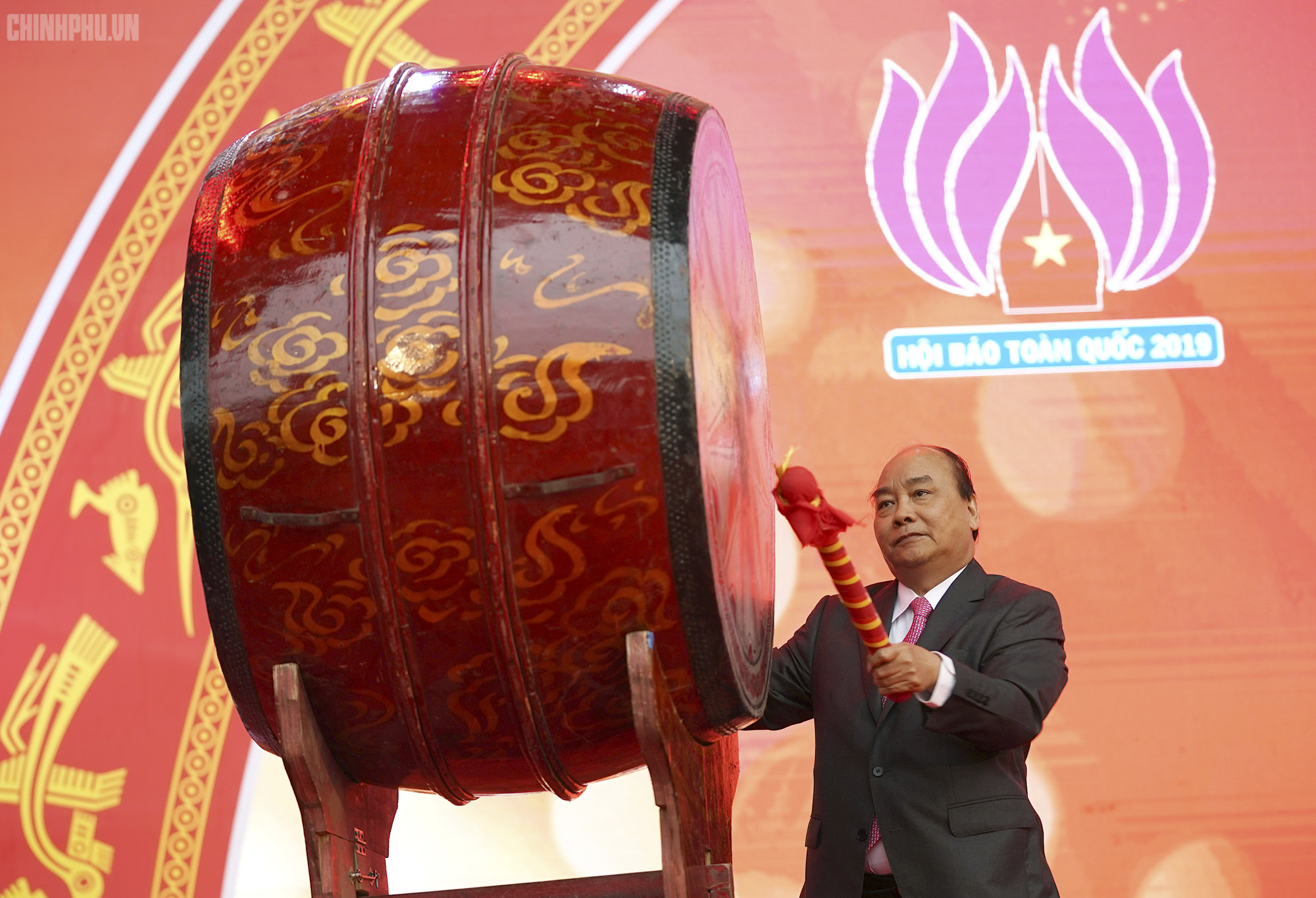 Thủ tướng Nguyễn Xuân Phúc đánh trống khai mạc Hội báo toàn quốc 2019