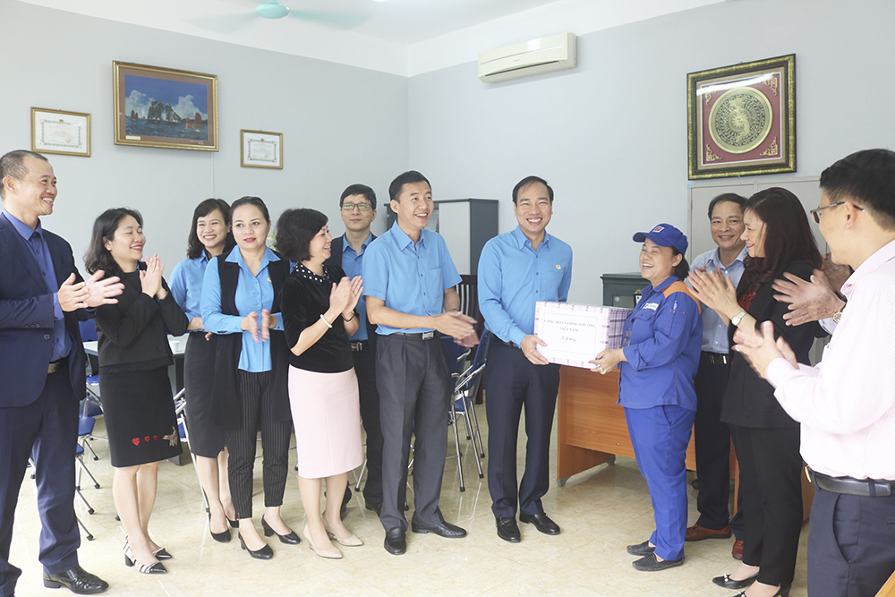 Chủ tịch CĐCTVN Trần Quang Huy thăm hỏi, tặng quà CBCNV Cửa hàng xăng dầu số 85 - Xí nghiệp bán lẻ Xăng dầu