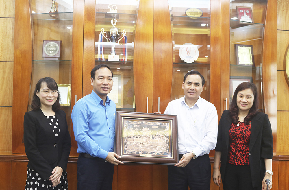 Chủ tịch CĐCTVN Trần Quang Huy trao quà lưu niệm cho Công đoàn Petrolimex Hà Nội