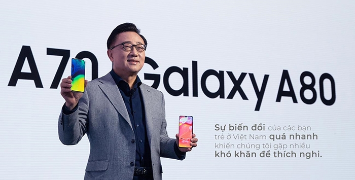 Galaxy A80 là chiếc điện thoại đầu tiên có thể dùng camera sau như camera selfie