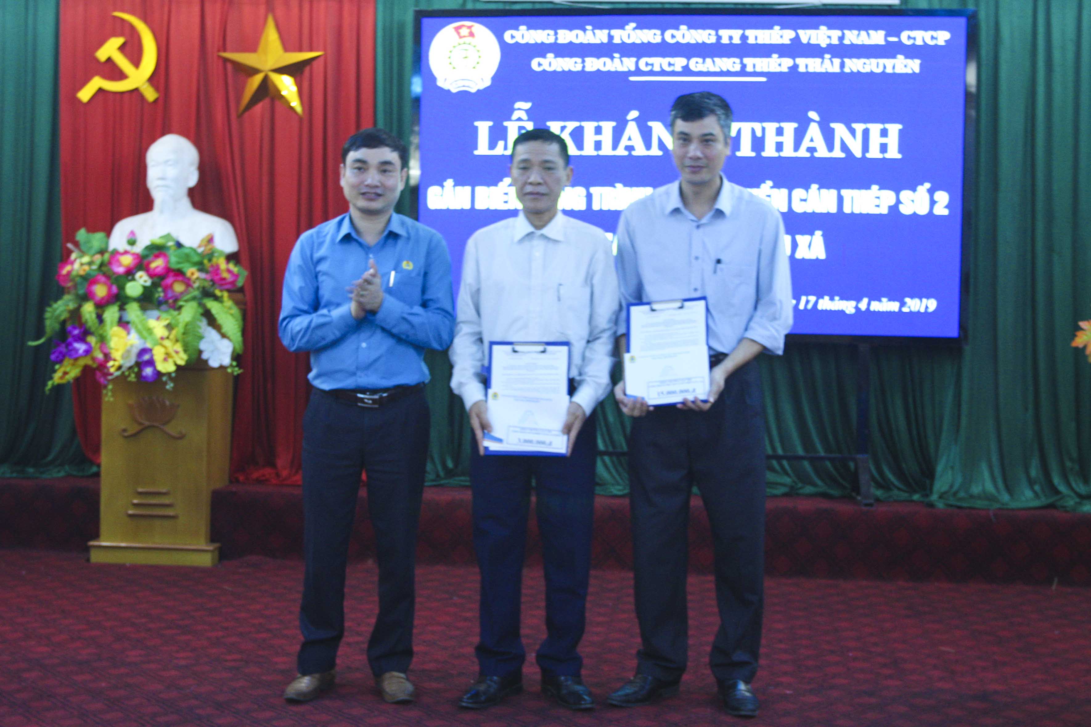 Chủ tịch Công đoàn Gang Thép Thái Nguyên Vũ Thượng Thư trao tiền thưởng cho cá nhân và tập thể có thành tích xuất sắc trong thi công lắp đặt công trình