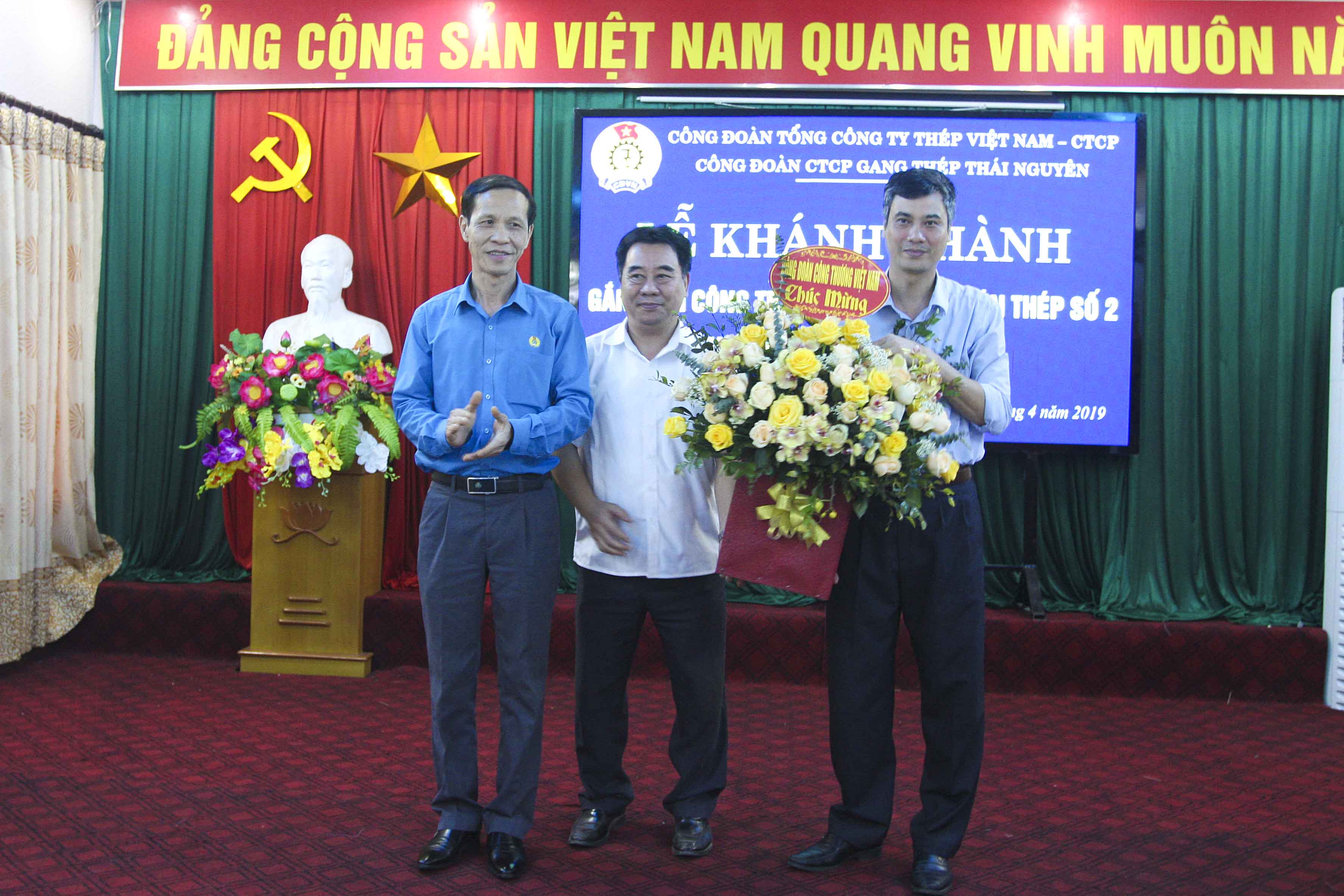 Ông Vũ Trường Sơn -  Phó Chủ tịch Công đoàn Công Thương Việt Nam tặng lẵng hoa chúc mừng cho Công đoàn Nhà máy cán Thép Lưu Xá 