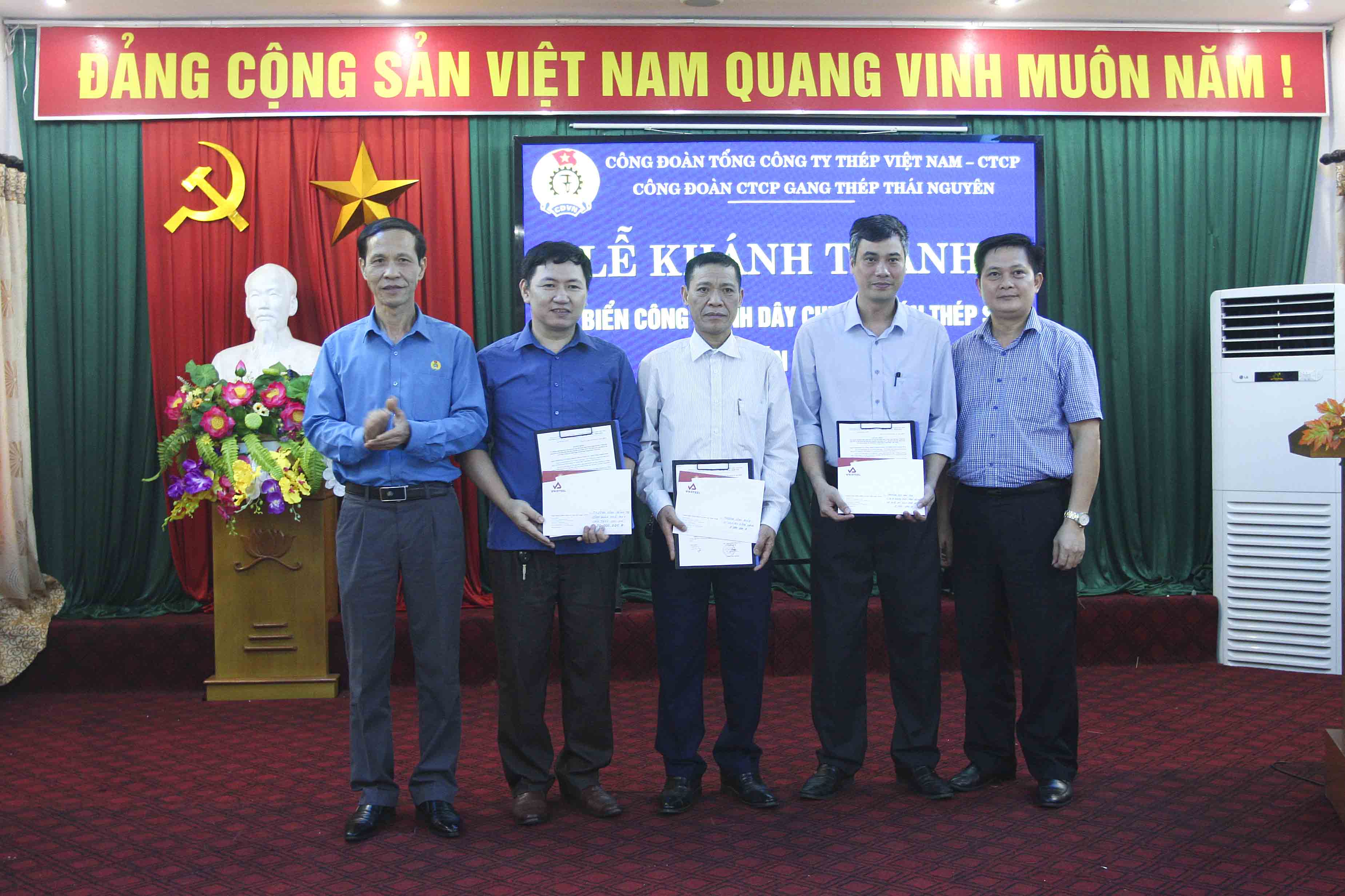 Phó Chủ tịch Công đoàn Công Thương Việt Nam Vũ Trường Sơn và Chủ tịch Công đoàn VNSTEEL Vương Duy Khánh trao phần thưởng cho các cá nhân và tập thể có thành tích trong thi công lắp đặt công trình
