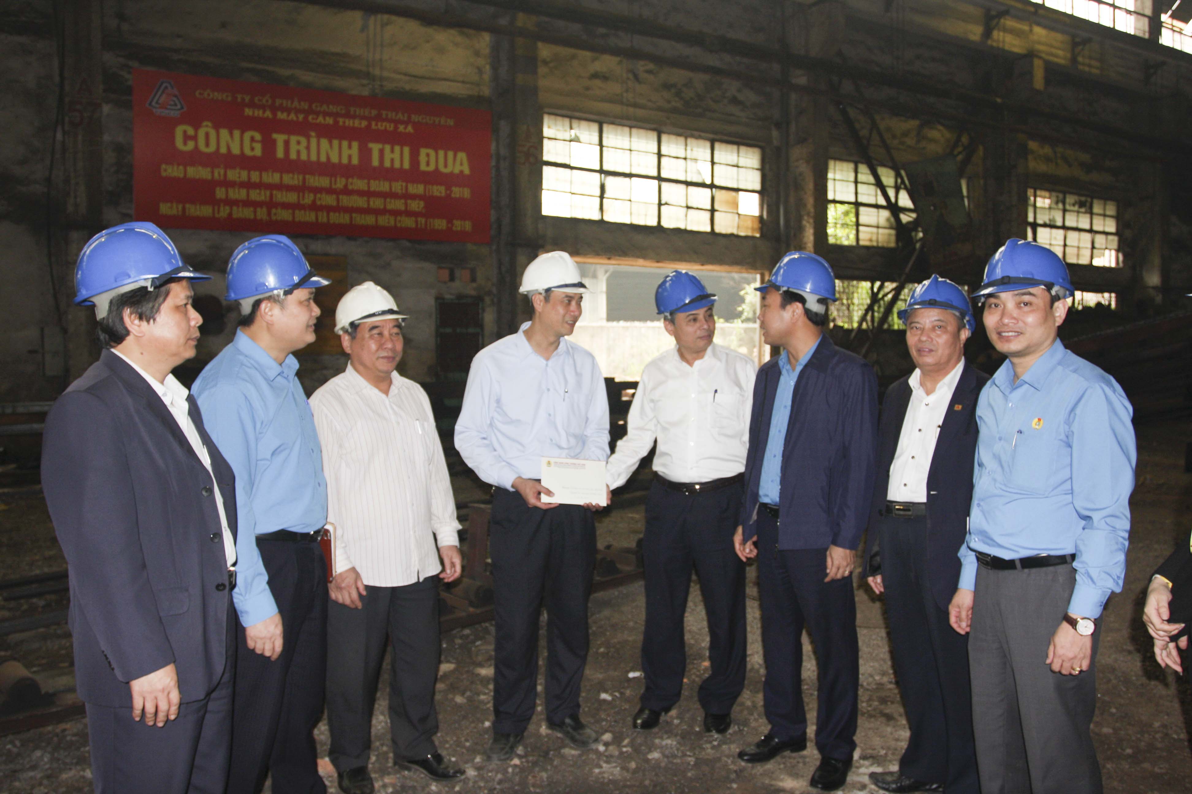 Công đoàn Công Thương Việt Nam tặng quà cho CNLĐ tại Nhà máy Cán thép Lưu Xá 