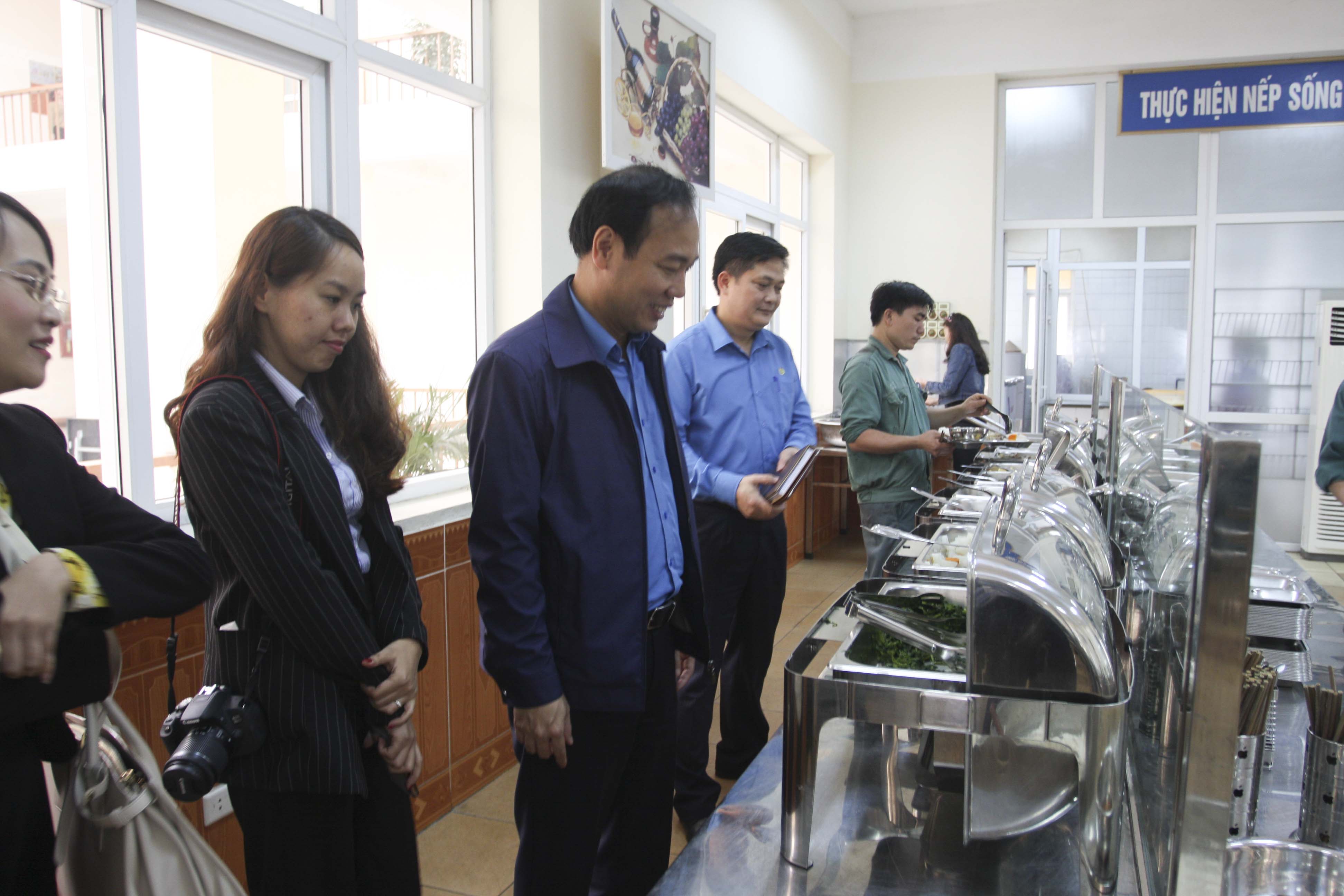 Đoàn Công đoàn Công Thương Việt Nam thăm nhà ăn ca tại Cán Thép Thái Trung