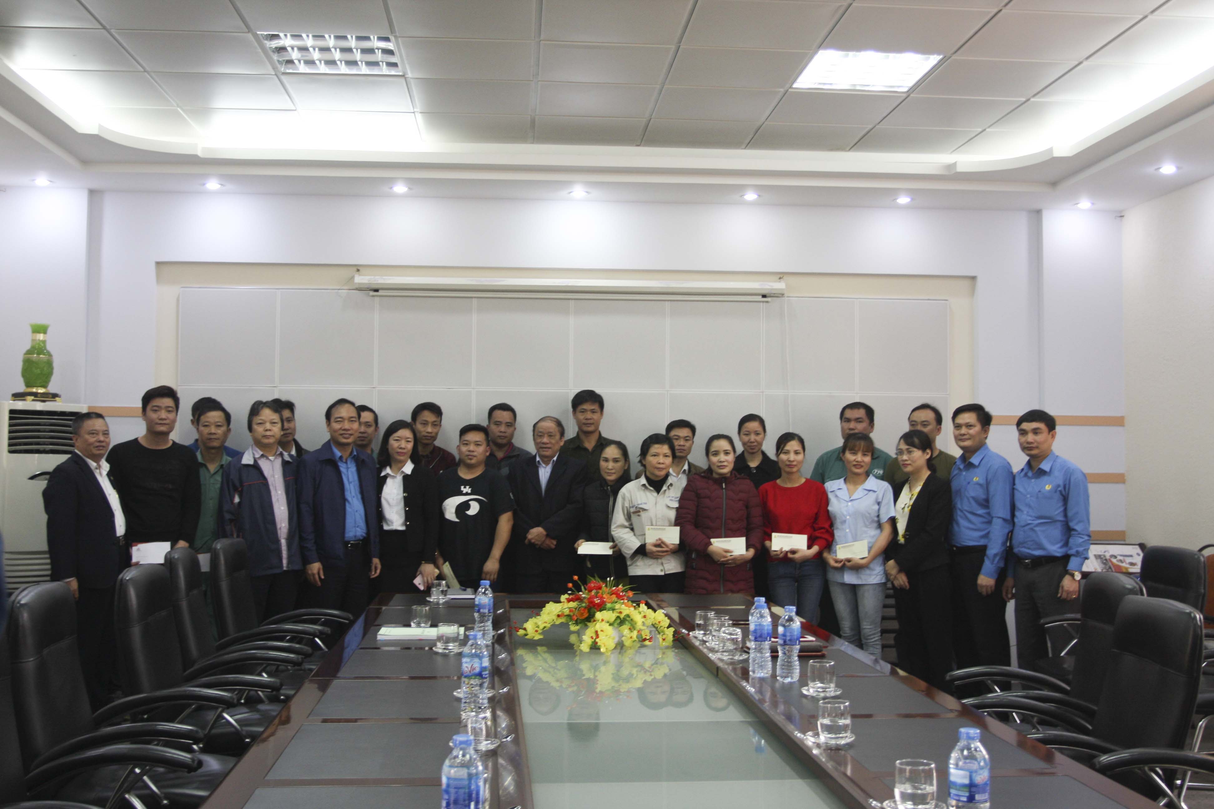 Công đoàn Công Thương Việt Nam và Công đoàn VNSTEEL trao quà cho CNLĐ có hoản cảnh khó khăn tại Công ty CP Cán Thép Thái Trung