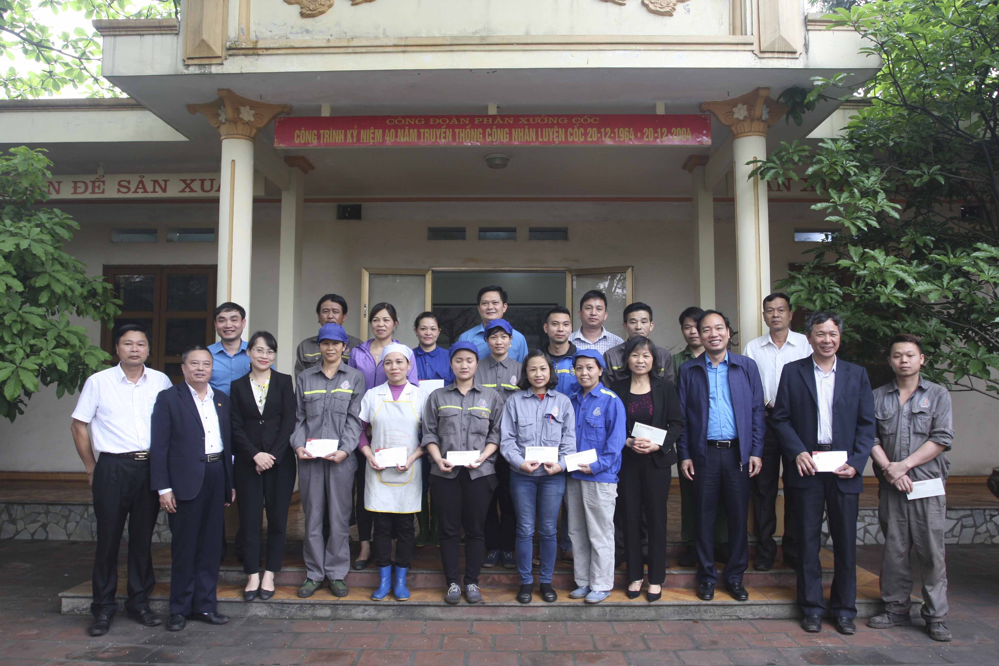 Công đoàn Công Thương Việt Nam và Công đoàn VNSTEEL trao quà cho CNLĐ có hoản cảnh khó khăn tại Nhà máy Cốc hóa