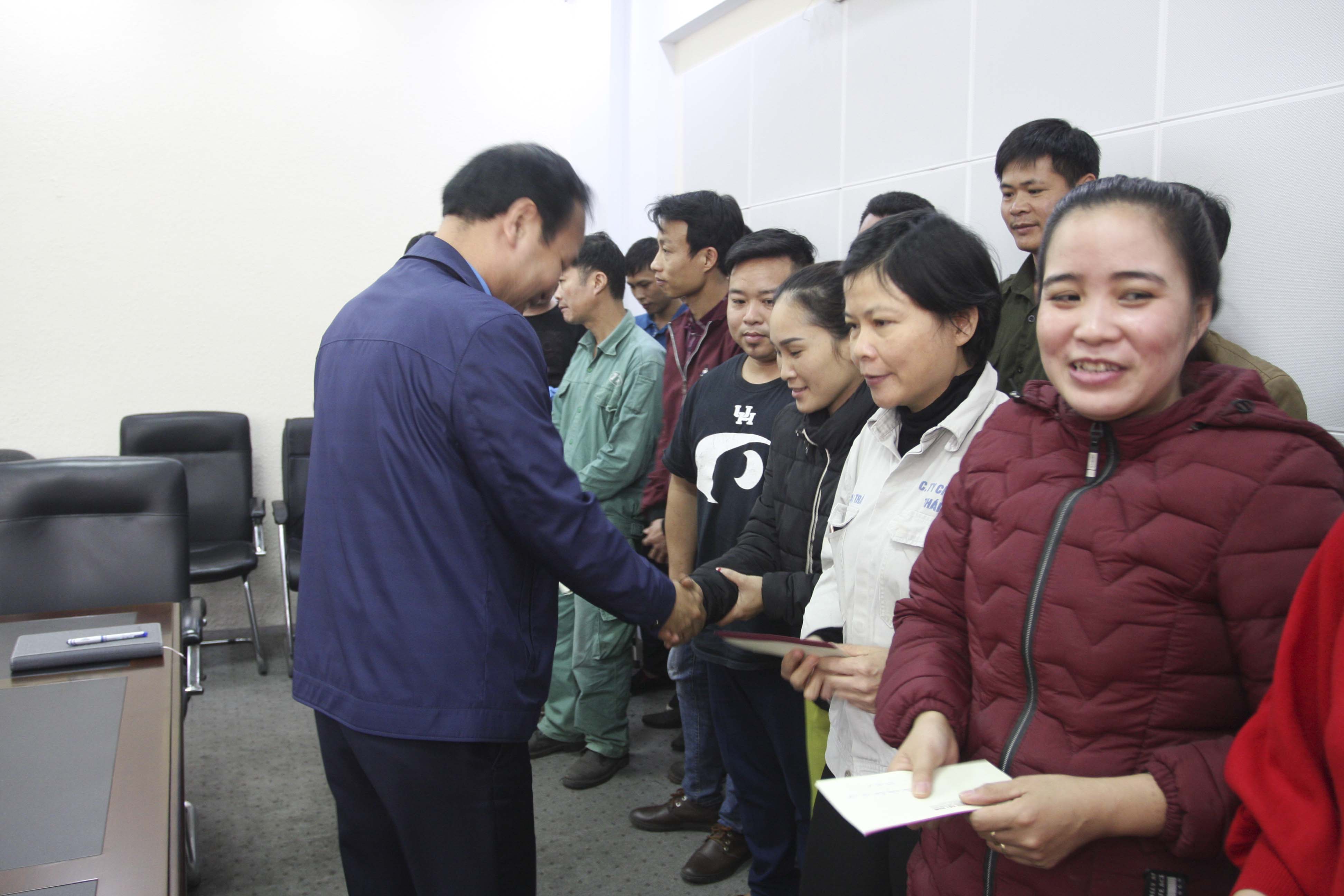 Chủ tịch Công đoàn Công Thương Việt Nam trao quà cho CNLĐ có hoàn cảnh khó khăn tại Cty CP Cán Thép Thái Trung