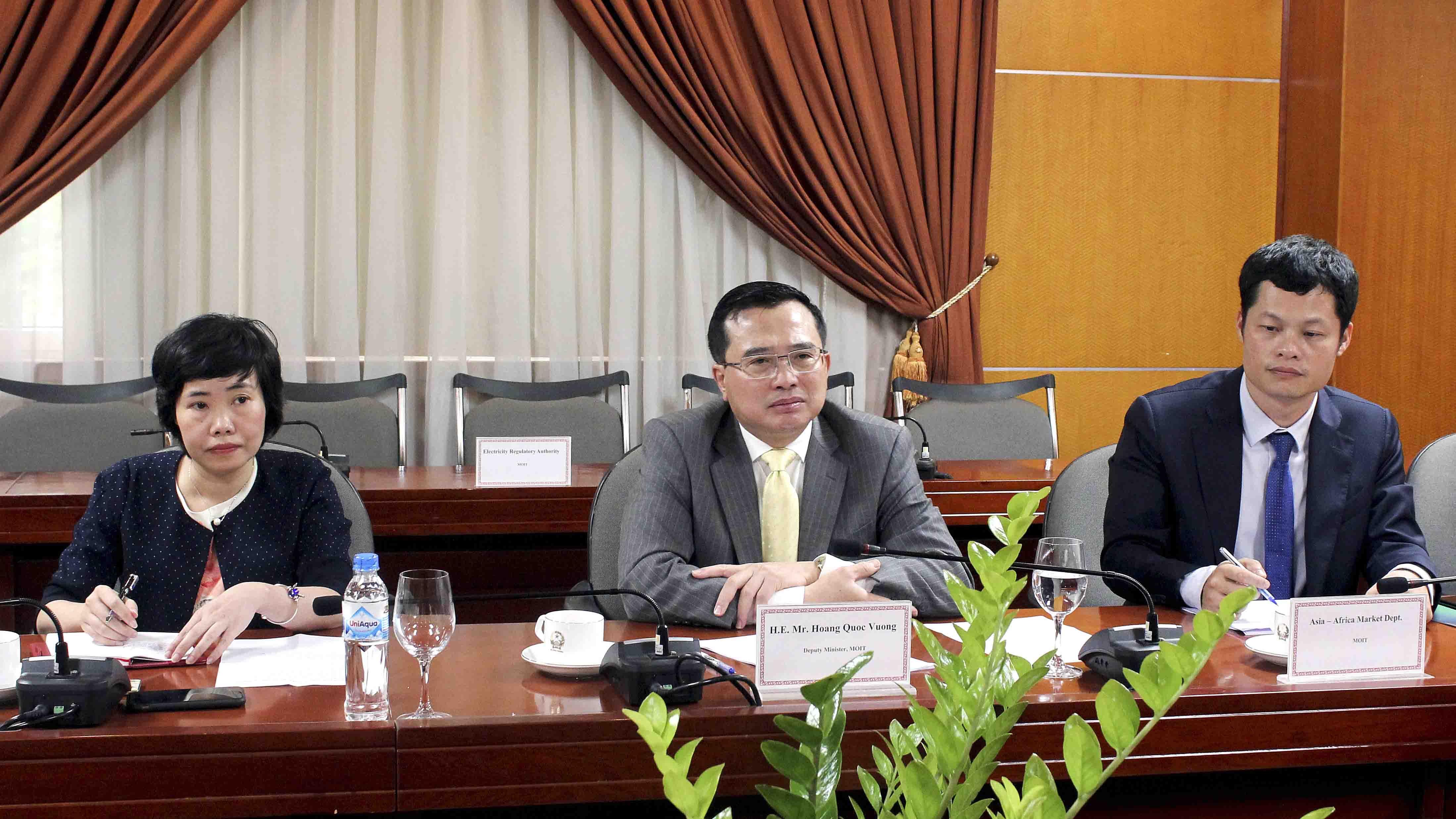 Thứ trưởng Bộ Công Thương Hoàng Quốc Vượng (ảnh giữa) làm việc với đại diện Công ty InfraCo Asia