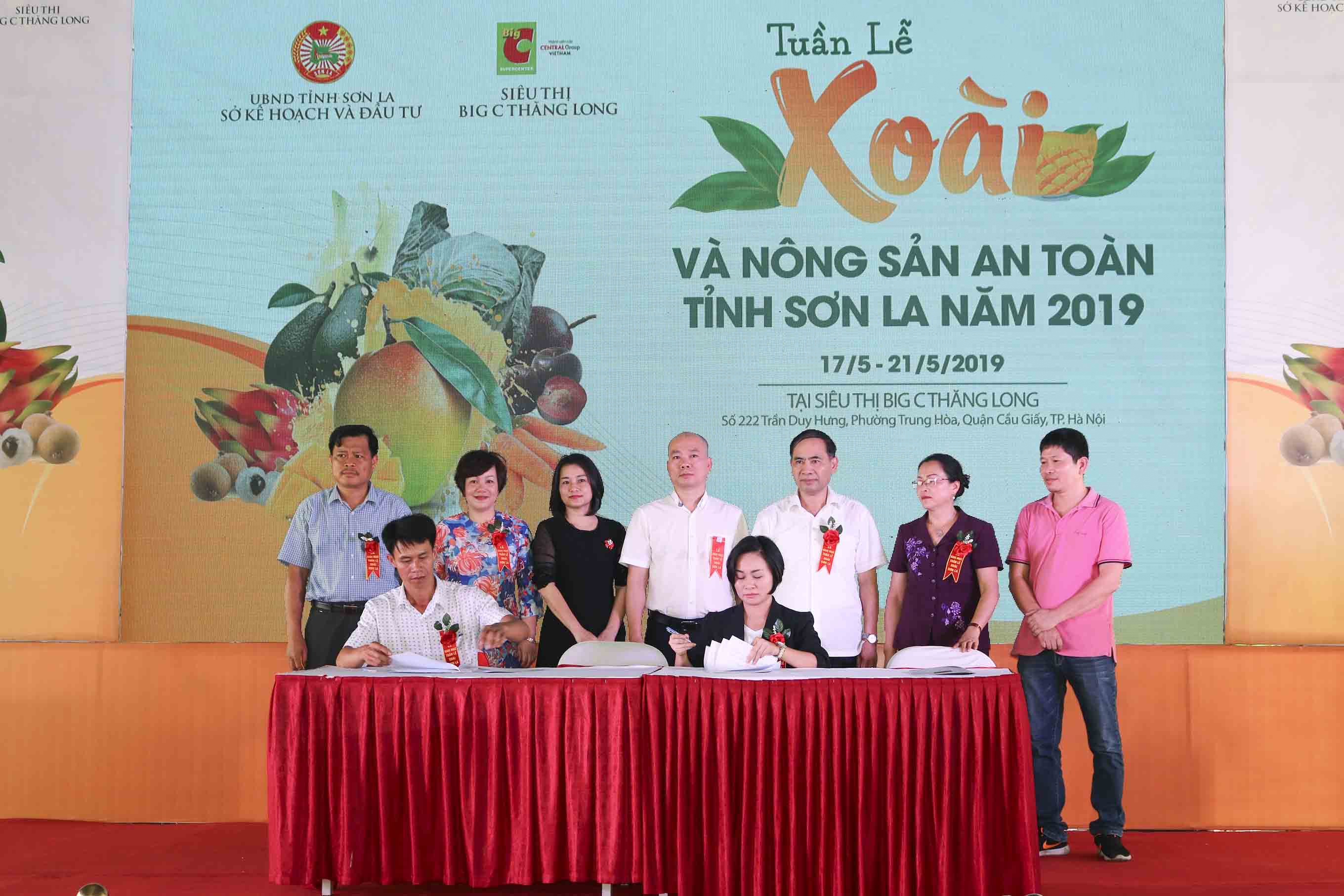 Ký kết cam kết hợp tác giữa đại diện Big C Việt Nam (bên phải) và đại diện doanh nghiệp tỉnh Sơn La