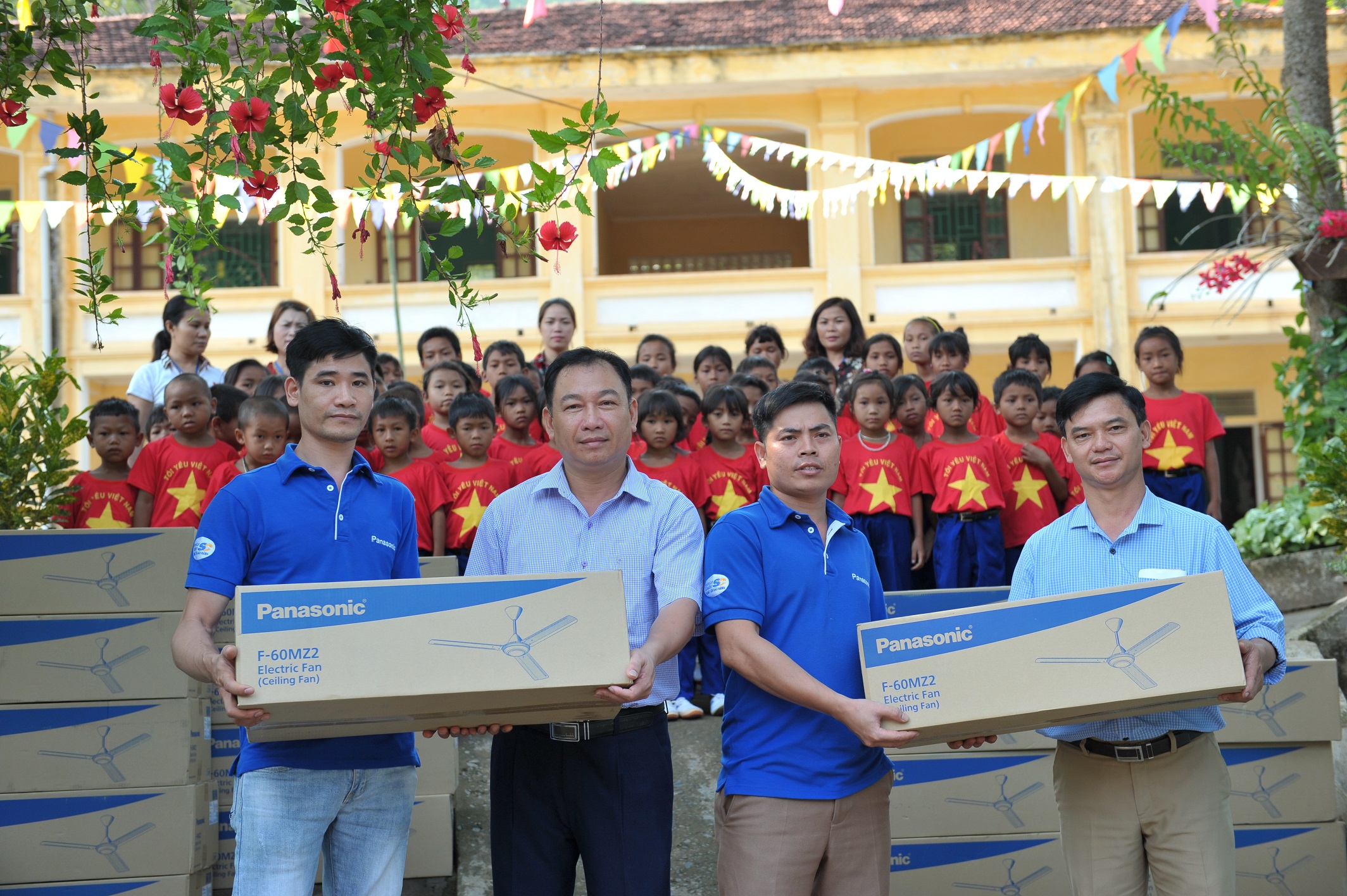 30 chiếc quạt trần được Panasonic trao tặng cho thầy cô, các em nhỏ tại trường TH Mường Típ 2, Nghệ An và Trung tâm bảo trợ trẻ em mồ côi và tàn tật Tam Kỳ, tỉnh Quảng Nam