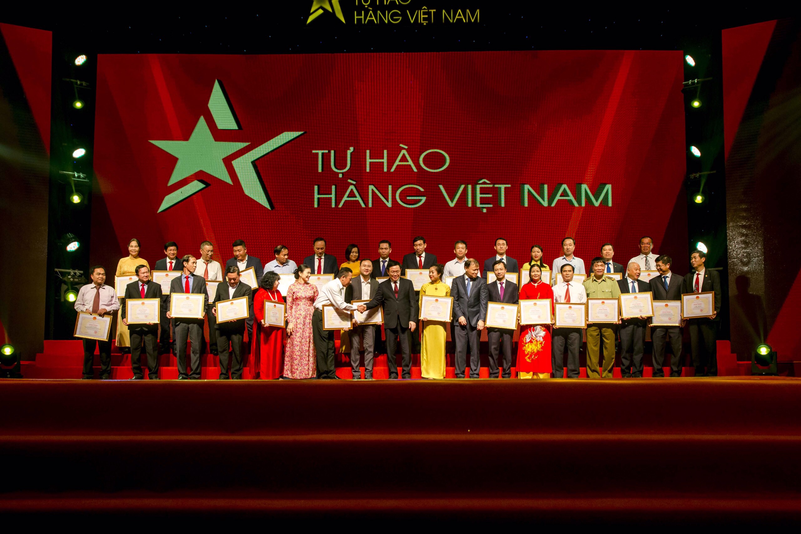 Các tập thể và cá nhân nhận Bằng khen của Bộ trưởng Bộ Công Thương dành cho tập thể tiêu biểu có thành tích trong 10 năm thực hiện Cuộc vận động “Người Việt Nam ưu tiên dùng hàng Việt Nam”