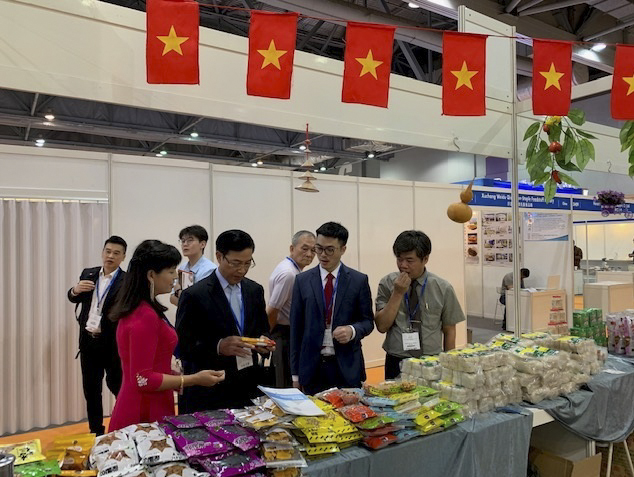 Nông sản của doanh nghiệp Việt Nam thu hút sự quan tâm của nhiều khách mua hàng và khách thăm quan