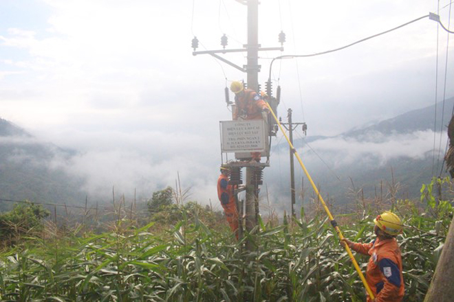 Nhiều đoạn đường xấu, công nhân Điện lực Bát Xát đi bộ vào thôn Sùng Vui, để sửa chữa sự cố lưới điện