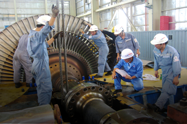 Nhóm Sửa chữa của Công ty EPS phối hợp với chuyên gia Mitsubishi kiểm tra và cân chỉnh trục rotor tuabin khí MF 701
