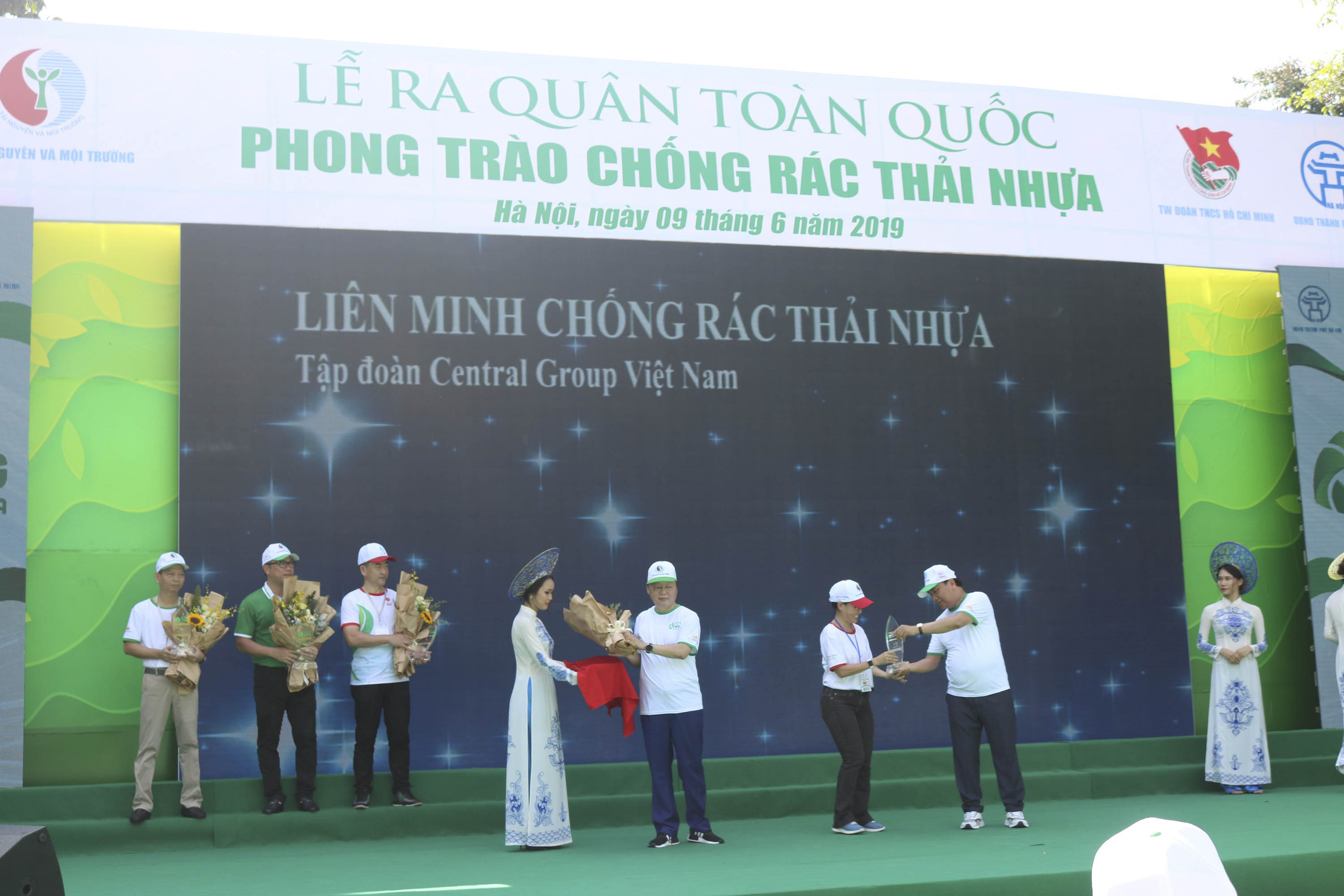 Đại diện Central Group Việt Nam (bên trái) được Thủ tướng Chính phủ trao Chứng nhận Thành viên Liên minh Chống rác thải nhựa
