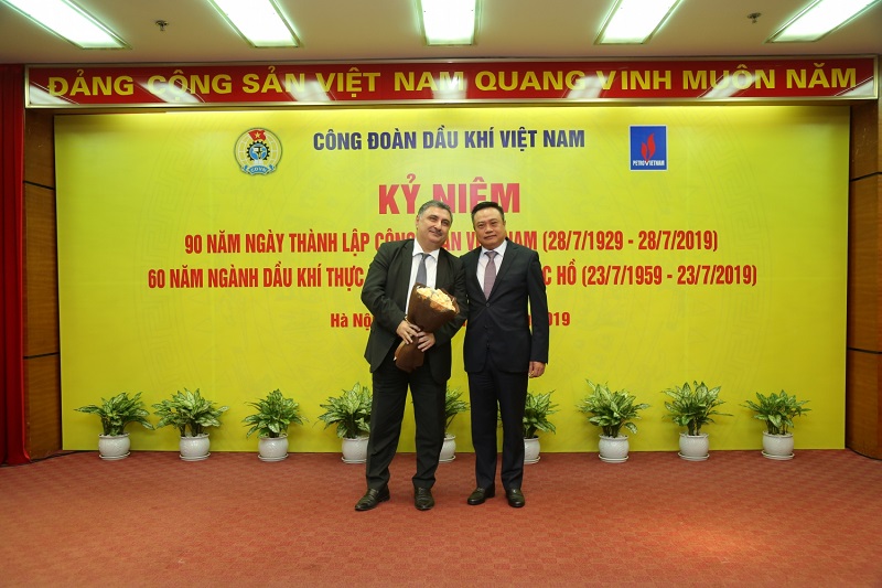 Chủ tịch HĐTV PVN Trần Sỹ Thanh tặng hoa cho Đại biện Đại sứ quán Azerbaijan tại Việt Nam Tamerlan Khalilov