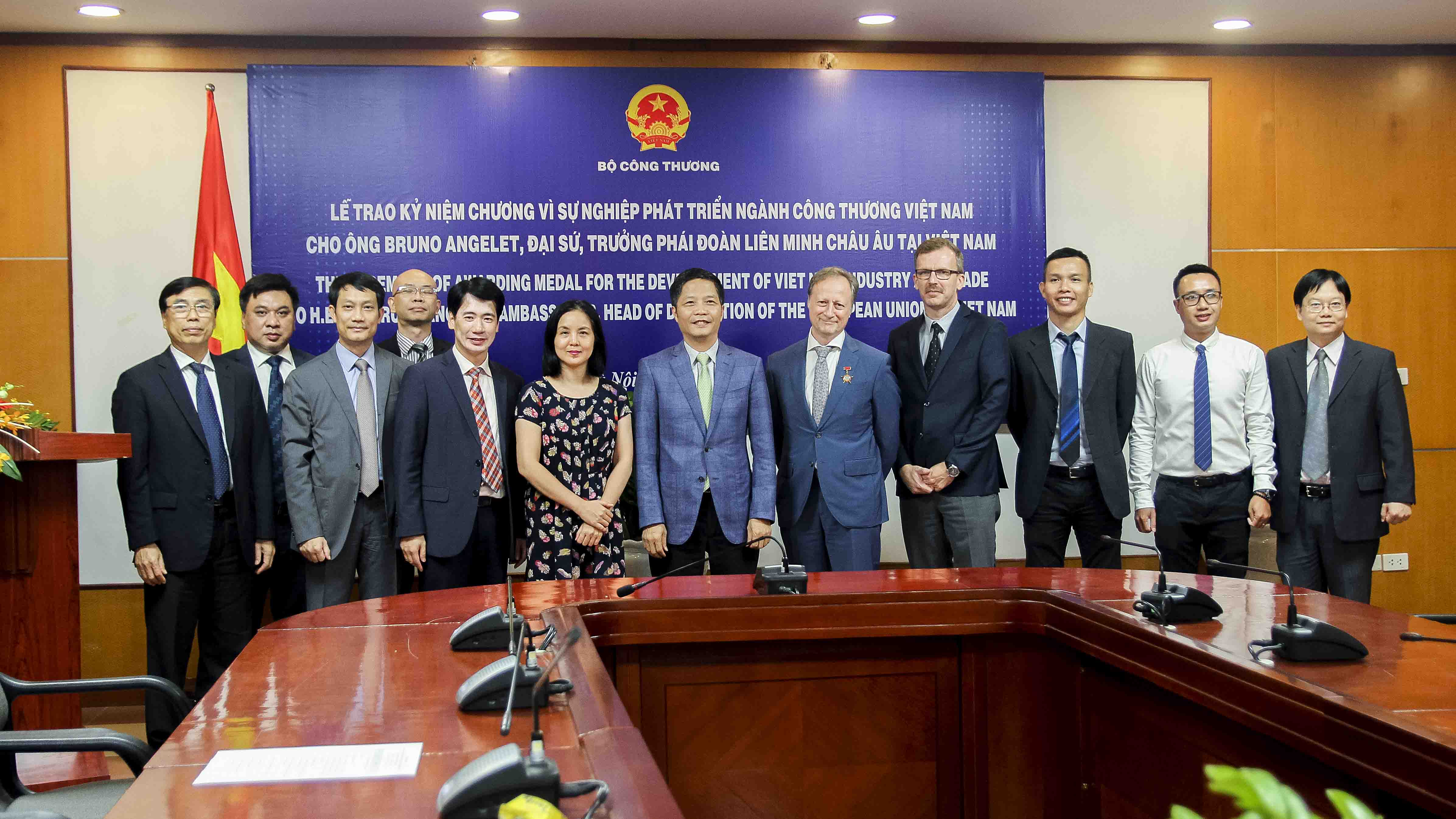 Đại diện Bộ Công Thương cùng đại diện Phái đoàn EU tại Việt Nam
