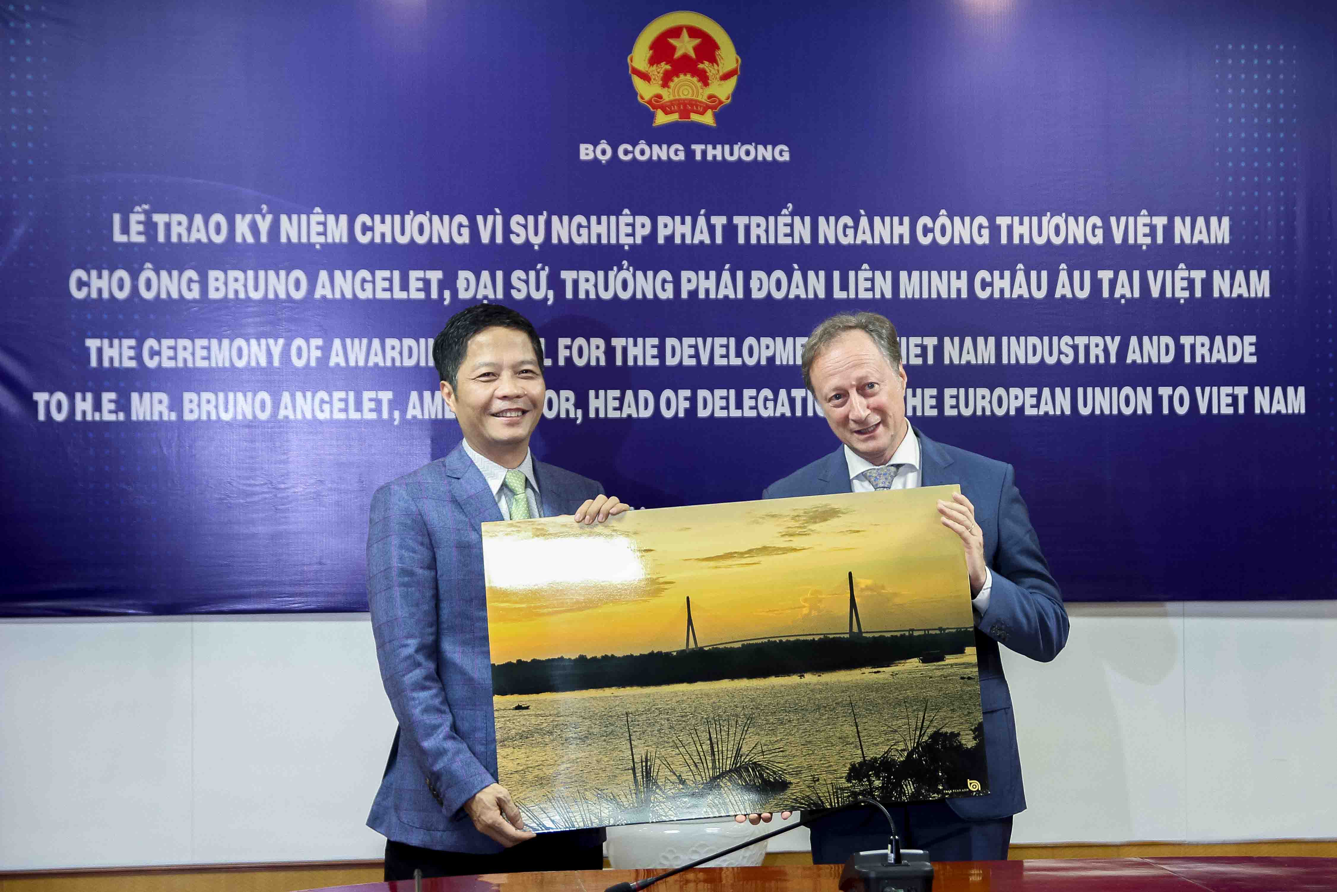 Bộ trưởng Trần Tuấn Anh và Đại sứ, Trưởng Phái đoàn Liên minh châu Âu (EU) tại Việt Nam Bruno Angelet