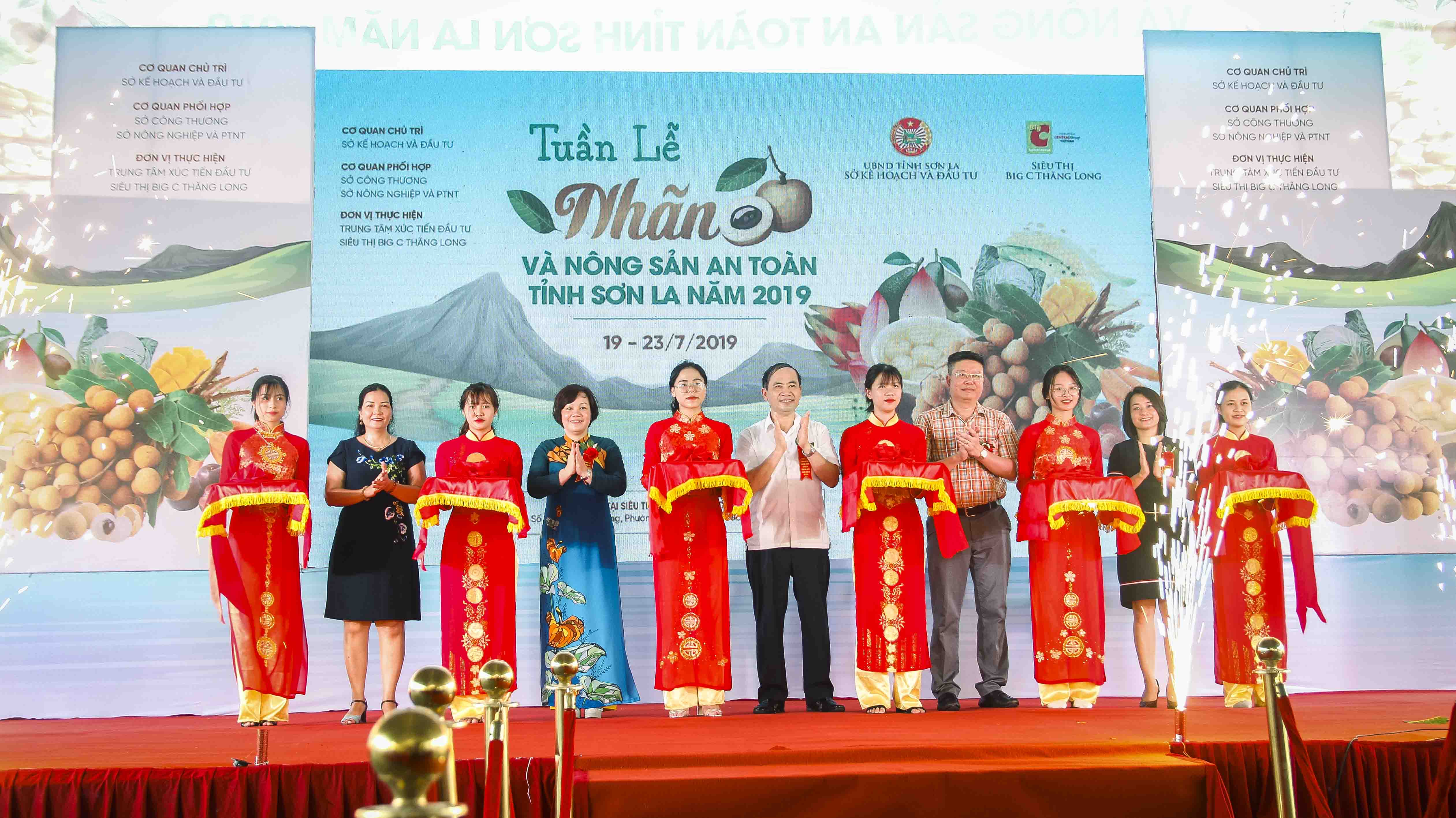Đại biểu cắt băng khai mạc Tuần lễ Nhãn và Nông sản an toàn tỉnh Sơn La năm 2019