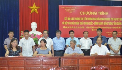 Đại diện các doanh nghiệp Trung Quốc và Việt Nam ký biên bản ghi nhớ về cung cấp và tiêu thụ sản phẩm nông lâm sản