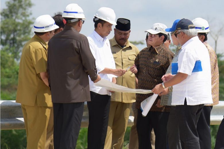 Tổng thống Indonesia Joko Widodo khảo sát địa hình