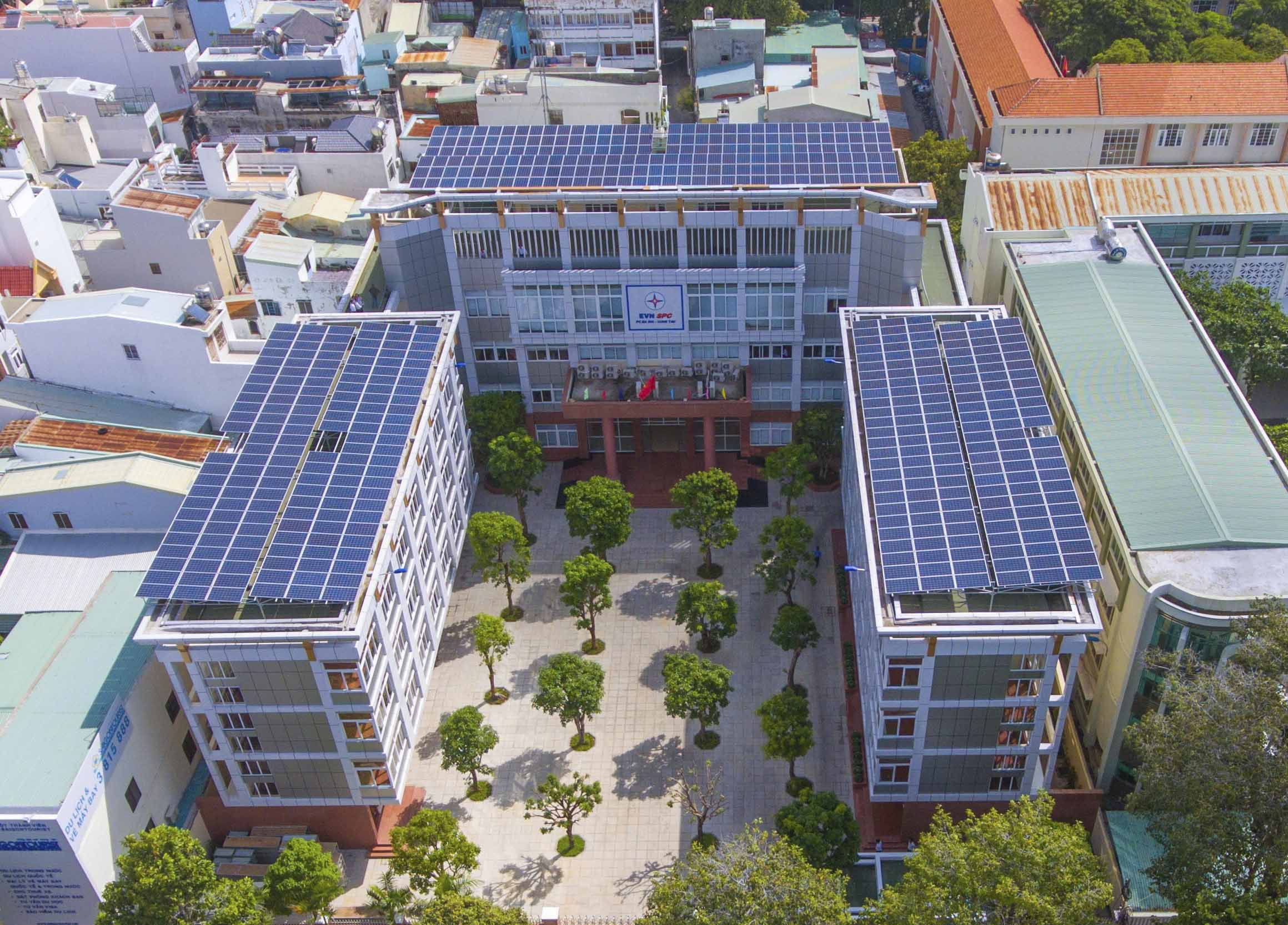 EVN được thực hiện ký hợp đồng mua bán điện nếu thấy phù hợp đối với các trường hợp tận dụng mái nhà văn phòng làm việc, kho xưởng để đầu tư điện mặt trời mái nhà