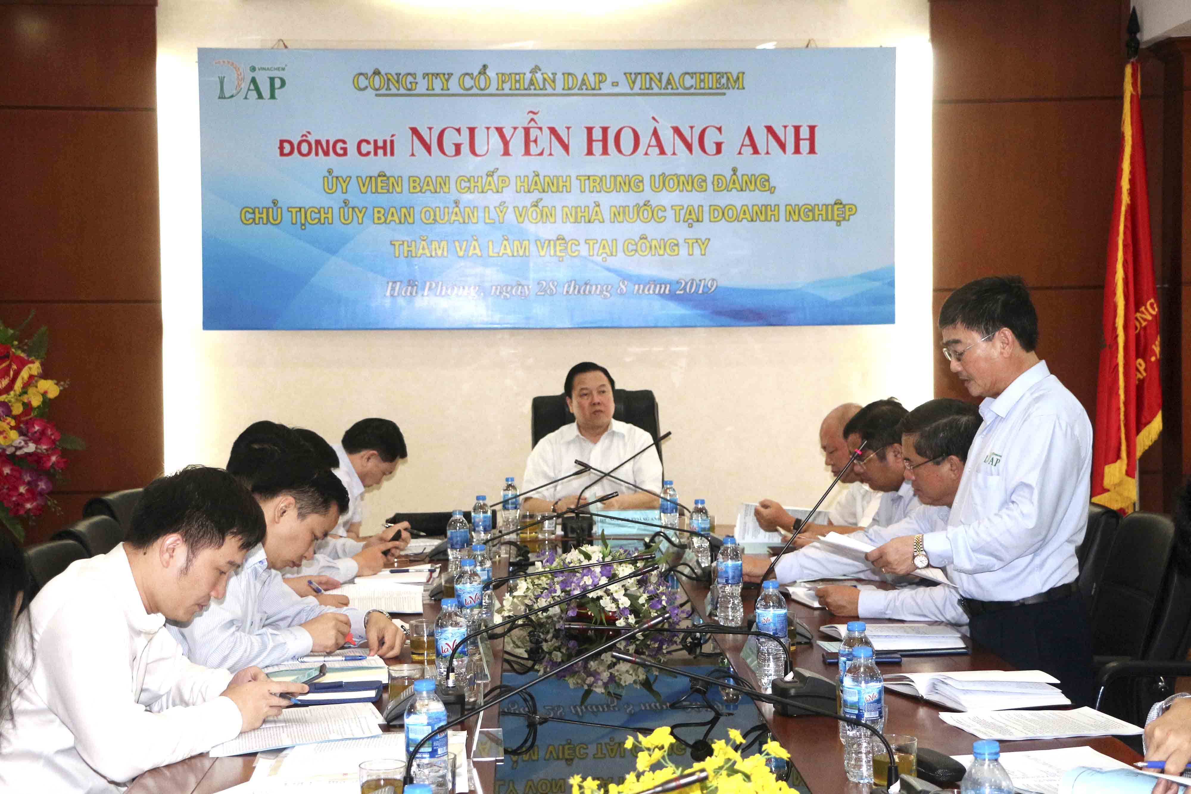 Ông Nguyễn Hoàng Anh - Chủ tịch Ủy ban Quản lý vốn Nhà nước tại doanh nghiệp làm việc với Công ty Cổ phần DAP - VINACHEM