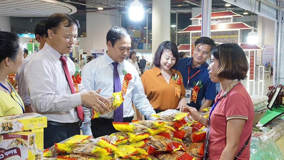 Thứ trưởng Bộ Công Thương Đỗ Thắng Hải cùng các đại biểu thăm các gian hàng tại  Hội chợ OCOP Khu vực phía Bắc - Quảng Ninh 2019