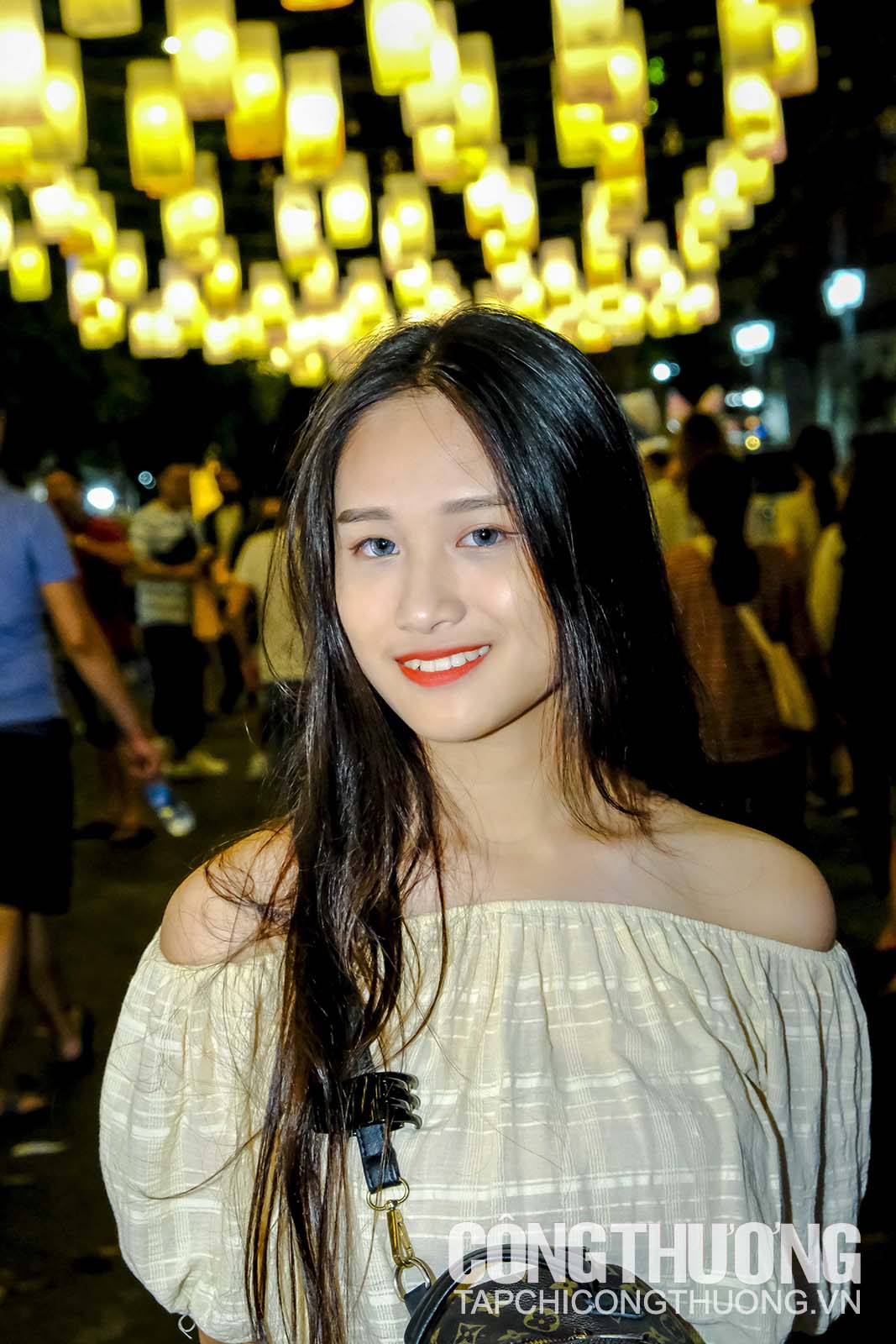 Một cô gái đến từ Bắc Ninh, chụp ảnh tại phố đèn lồng Phùng Hưng