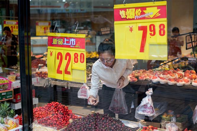 Người dân mua thực phẩm tại cửa hàng ở Bắc Kinh, Trung Quốc ngày 