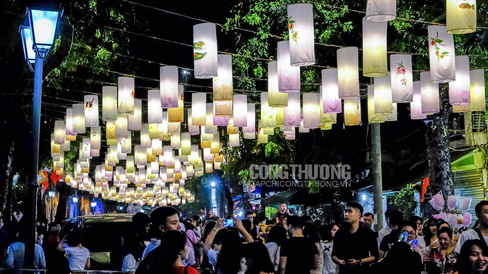 Hàng trăm chiếc đèn lồng treo dọc con phố Bích Hoạ - Phùng Hưng
