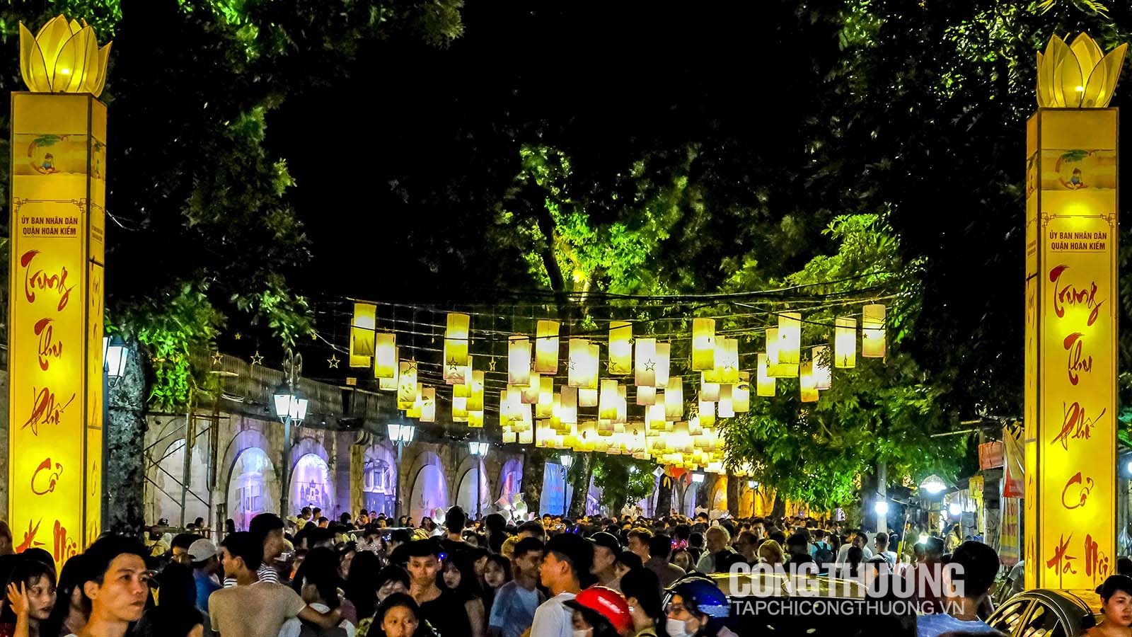 Cảnh tấp nập ở đầu con phố đèn lồng Phùng Hưng sát ngày Trung thu 2019