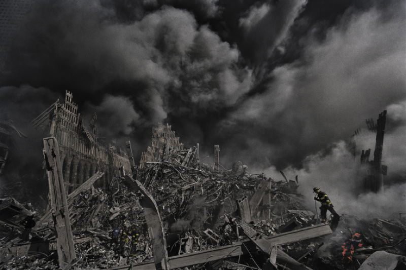 Khung cảnh sau khi hai tòa pháp Trung tâm Thương mại Thế giới sụp đổ.