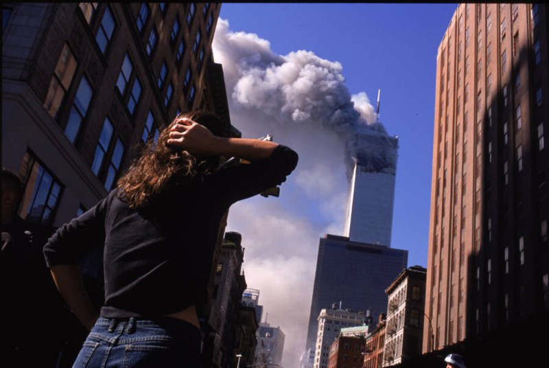 Người dân lặng nhìn Trung tâm Thương mại Thế giới đang sụp đổ