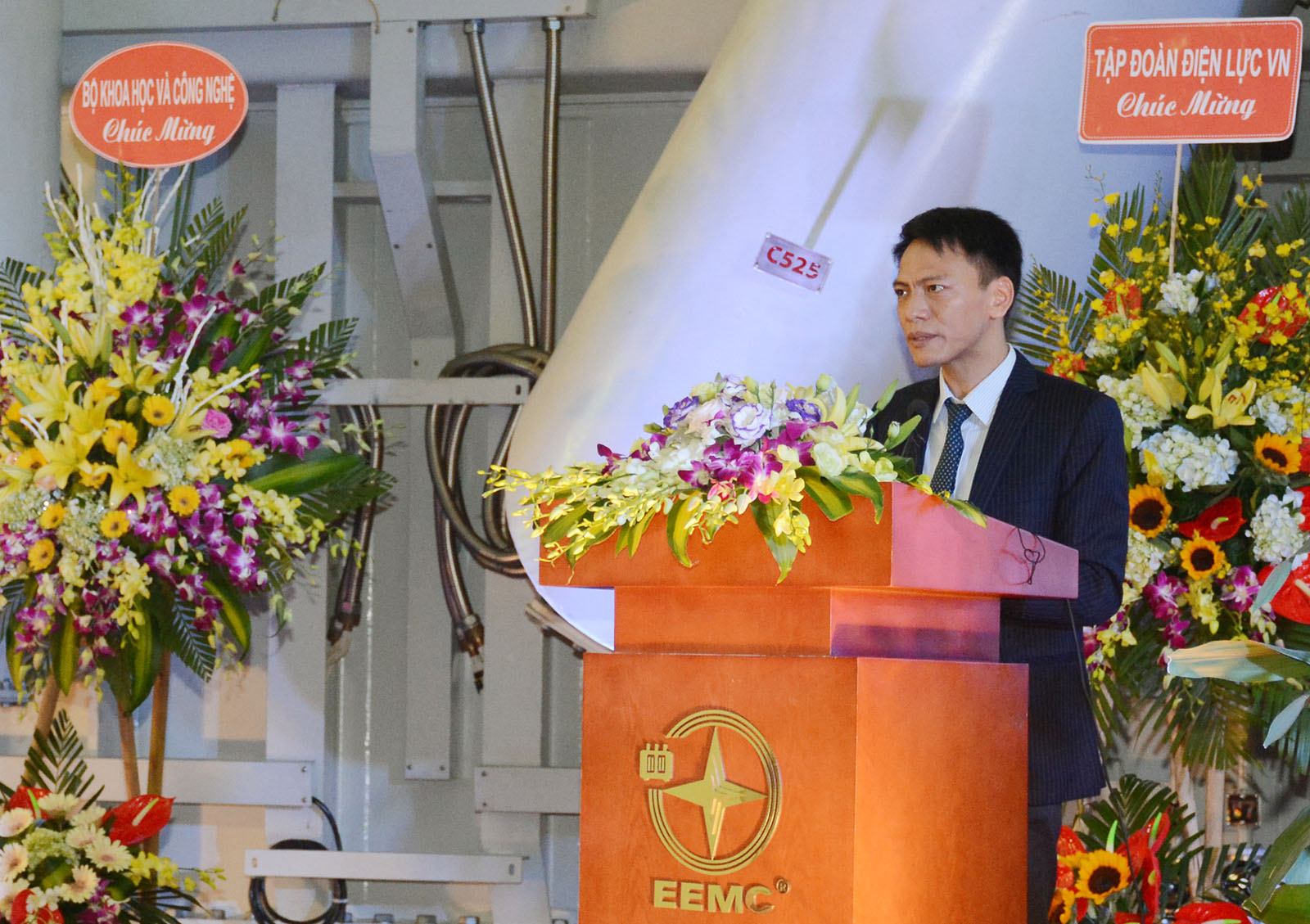 Ông Nguyễn Vũ Cường – Tổng Giám đốc EEMC báo cáo về quá trình triển khai dự án chế tạo máy biến áp 500kV ba pha 