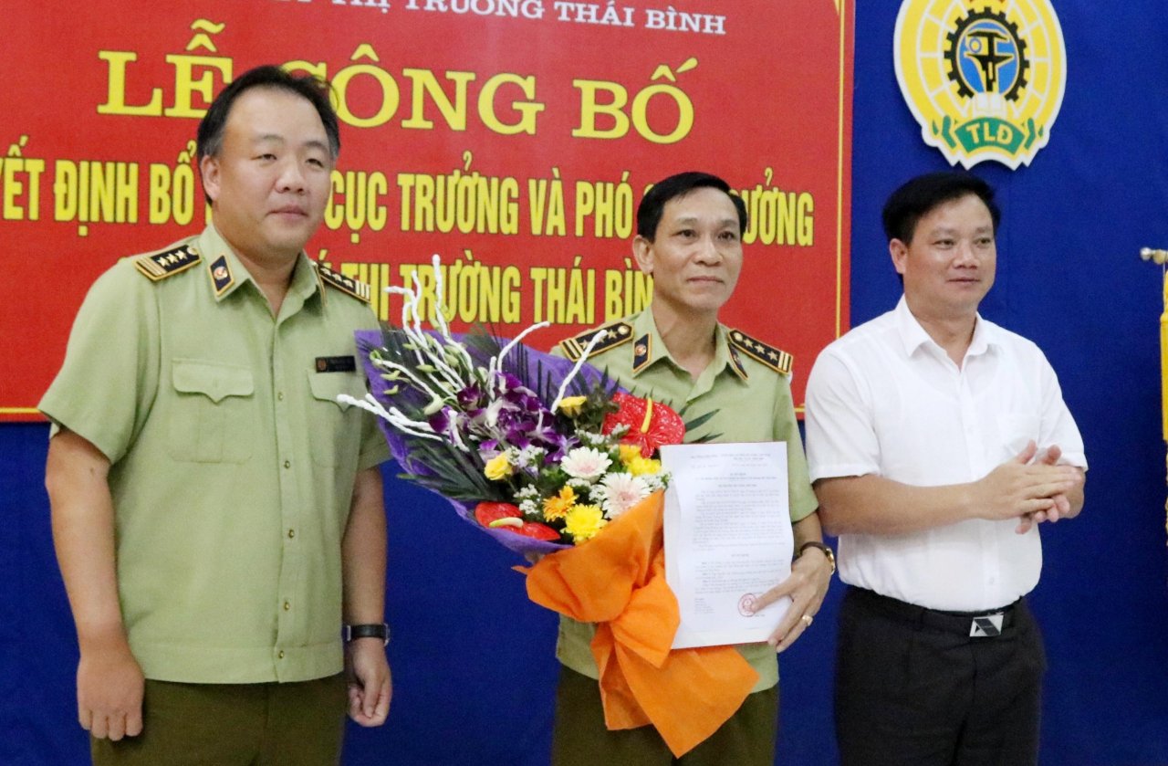 Lãnh đạo Tổng cục QLTT và Lãnh đạo UBND tỉnh trao quyết định bổ nhiệm, tặng hoa chúc mừng Ông Nguyễn Văn Nghiên, Cục trưởng Cục QLTT tỉnh Thái Bình.