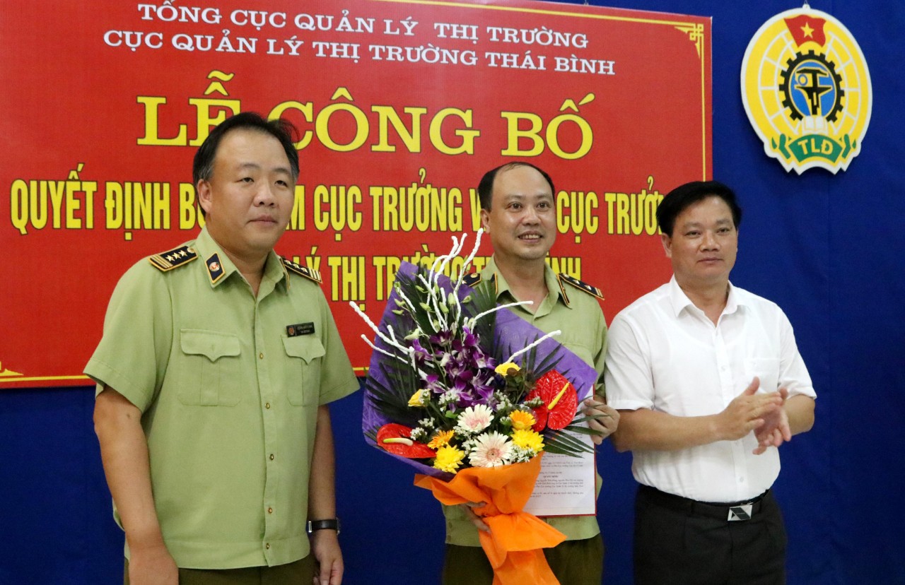 Lãnh đạo Tổng cục QLTT và UBND tỉnh trao quyết định bổ nhiệm, tặng hoa chúc mừng Ông Nguyễn Thái Hùng, Phó Cục trưởng Cục QLTT tỉnh Thái Bình.