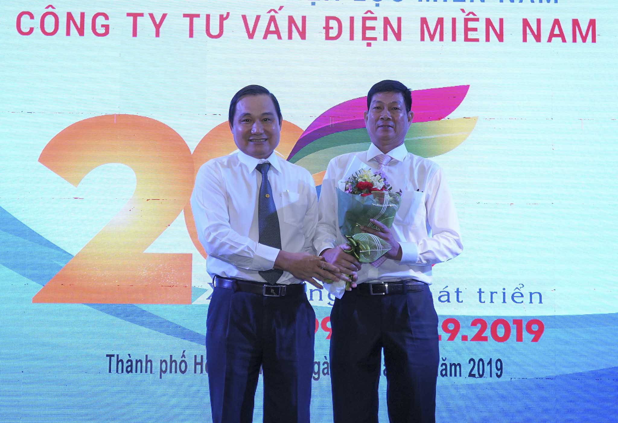 Ông Nguyễn Văn Hợp - Chủ tịch Hội đồng thành viên EVN SPC chúc mừng Công ty Tư vấn điện miền Nam nhân dịp 20 năm thành lập 