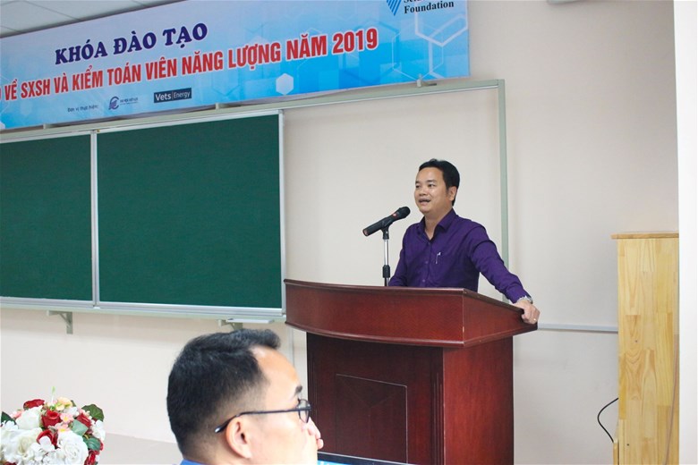 Ông Cù Huy Quang (Bộ Công thương) chia sẻ thông tin với học viên về Khóa học