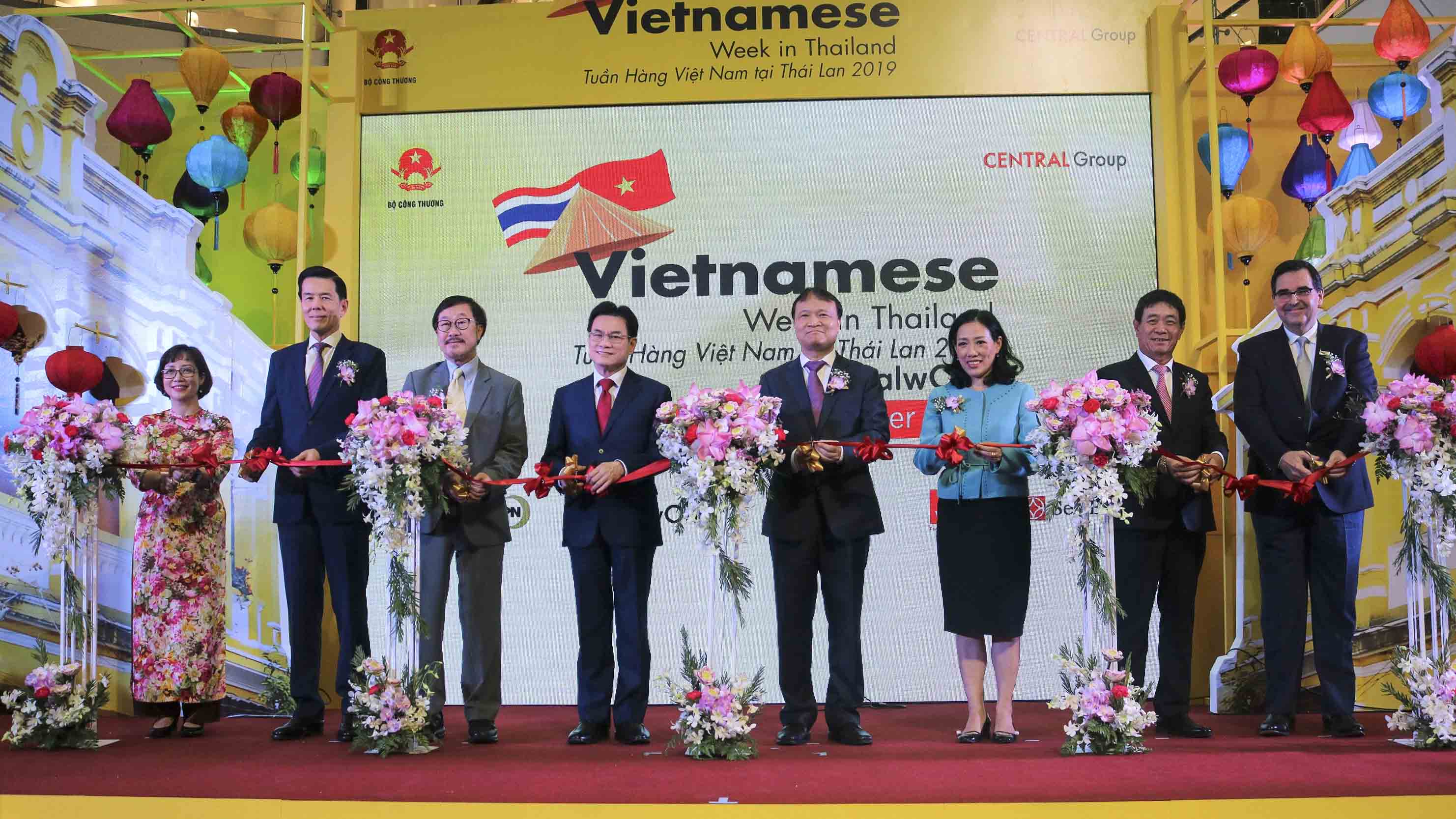 Nghi thức cắt băng khai mạc Tuần hàng Việt Nam tại Thái Lan năm 2019