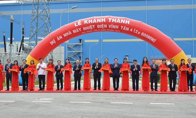Phó Thủ tướng Trương Hòa Bình cùng lãnh đạo tỉnh Bình Thuận và hà đầu tư cắt băng khánh thành Nhà máy nhiệt điện Vĩnh Tân 4