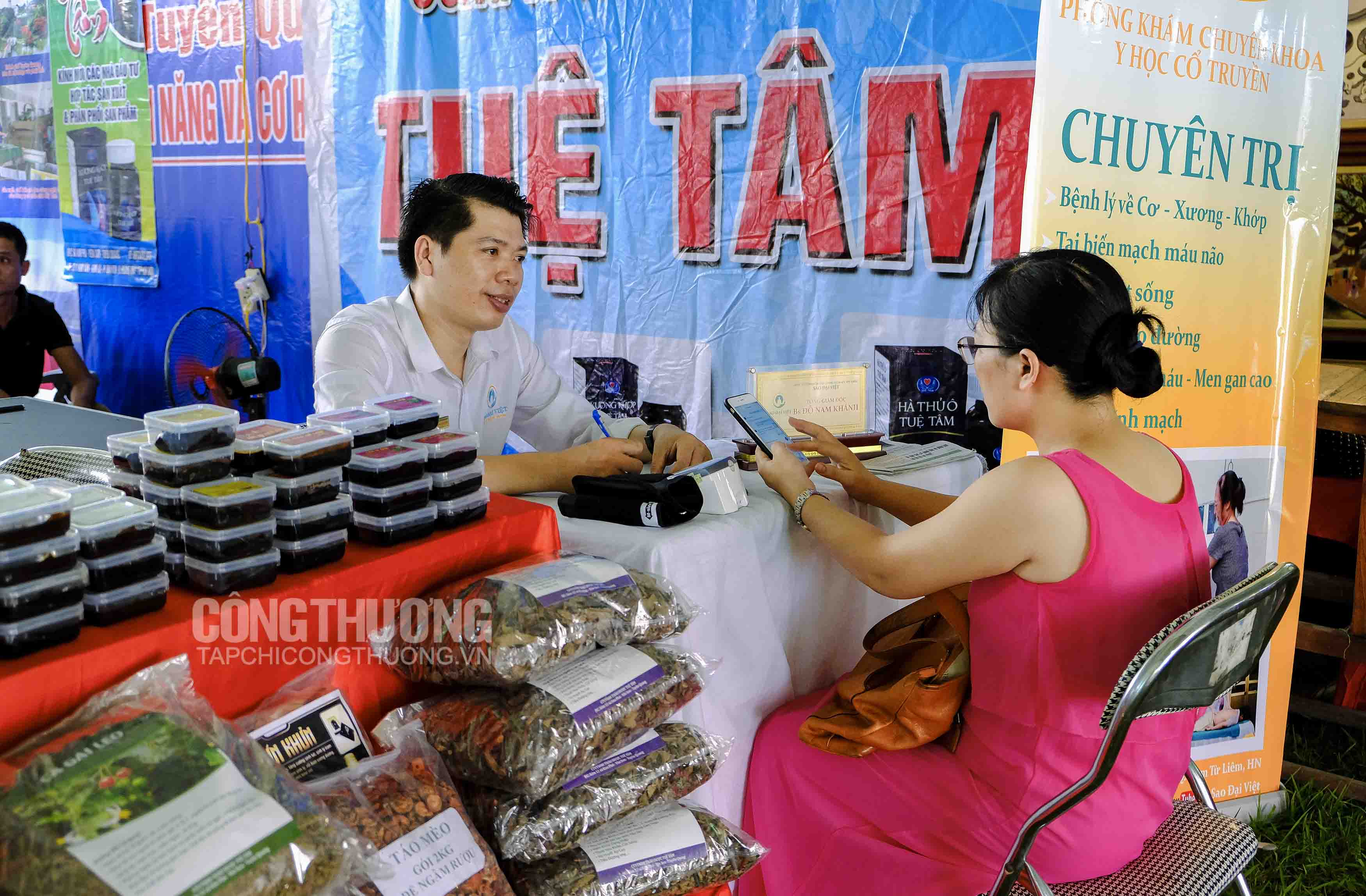 Công ty Thảo dược Tuệ Tâm kết hợp với Phòng khám Chuyên khoa Y học cổ truyền Sao Đại Việt trưng bày, giới thiệu sản phẩm và khám bệnh miễn phí cho khách thăm quan. 