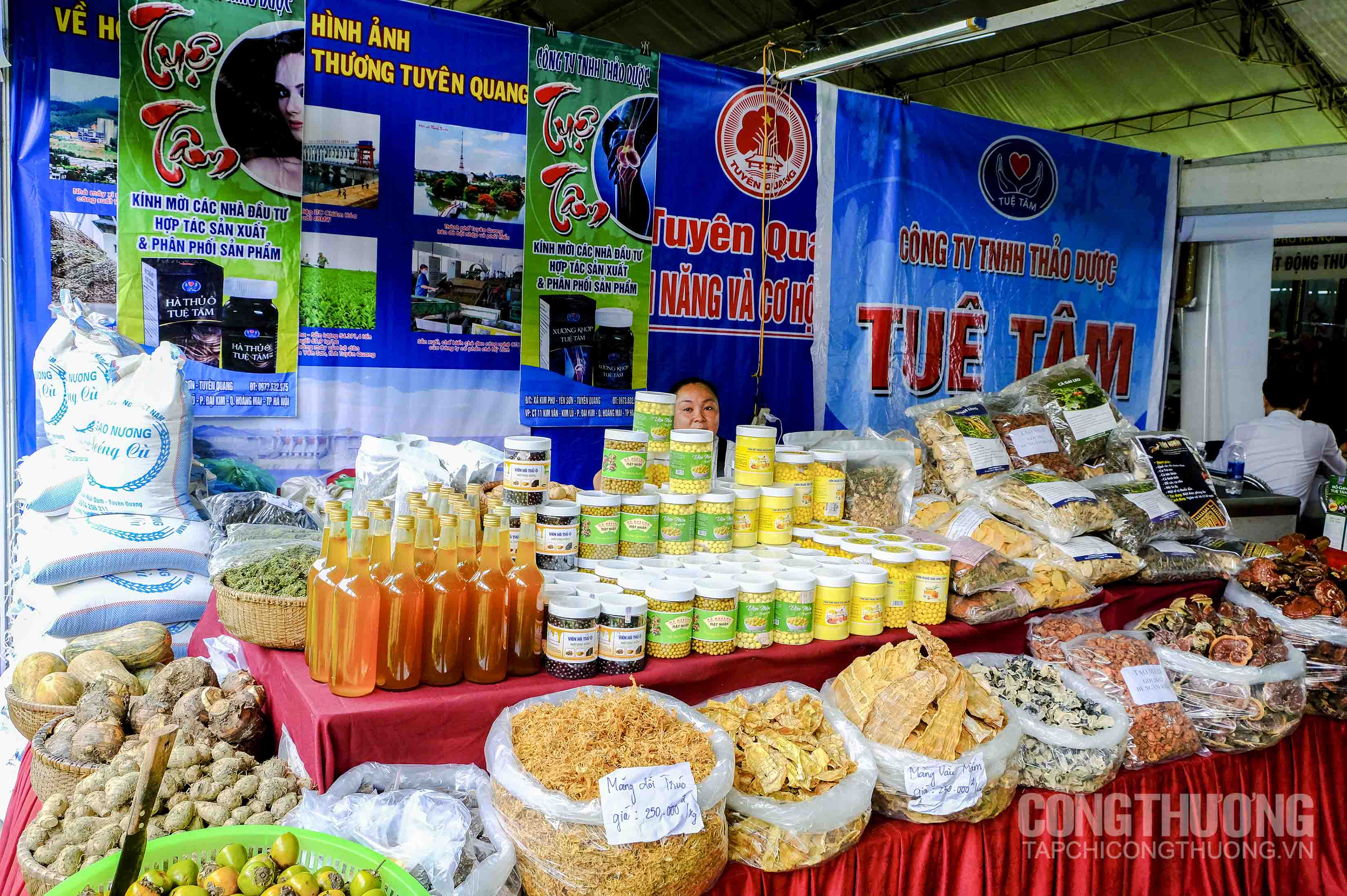Hội chợ trưng bày và giới thiệu các sản phẩm công nghiệp nông thôn tiêu biểu của doanh nghiệp, cơ sở sản xuất ở các địa phương trên cả nước